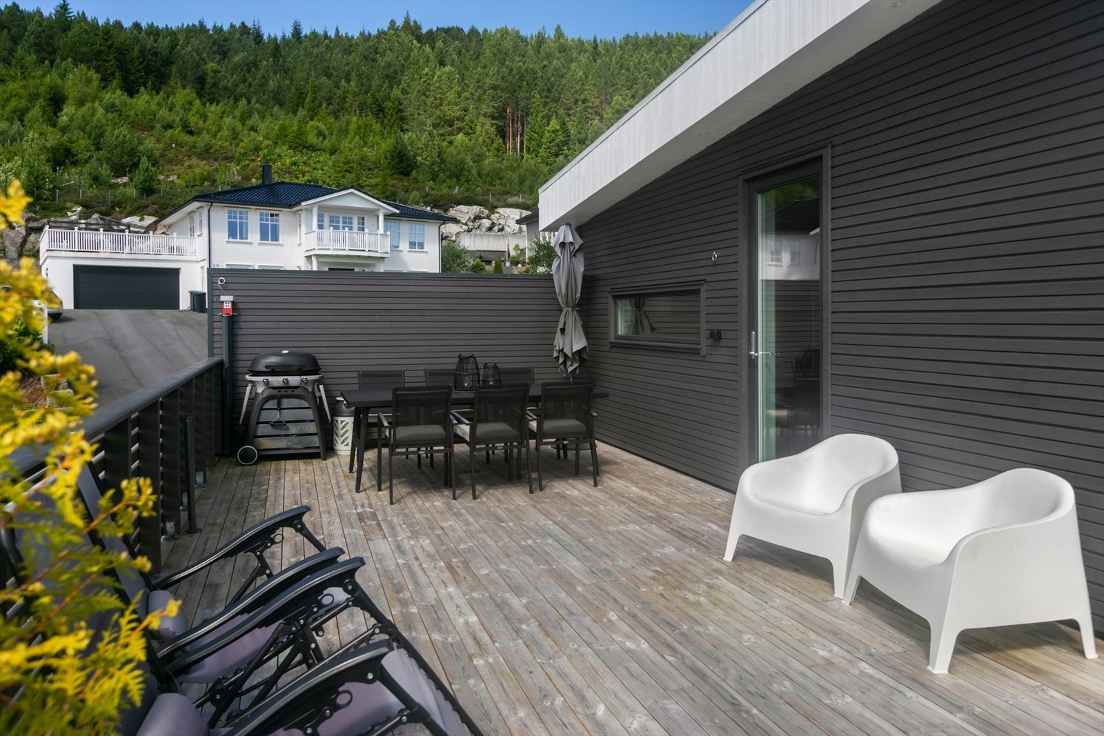 Verandaen kan møbleres i soner og meget praktisk med inngang rett til kjøkkenet når man skal grille og lage mat ute Galleribilde