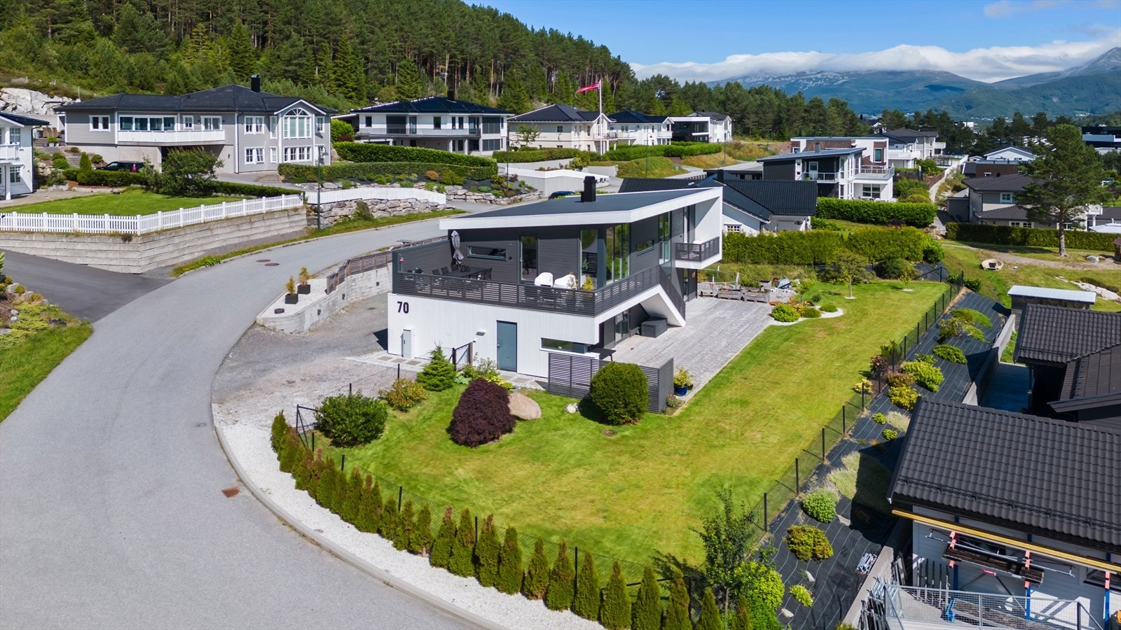 Boligen ligger i et nyere og populært boligfelt og har barnevennlig beliggenhet Galleribilde