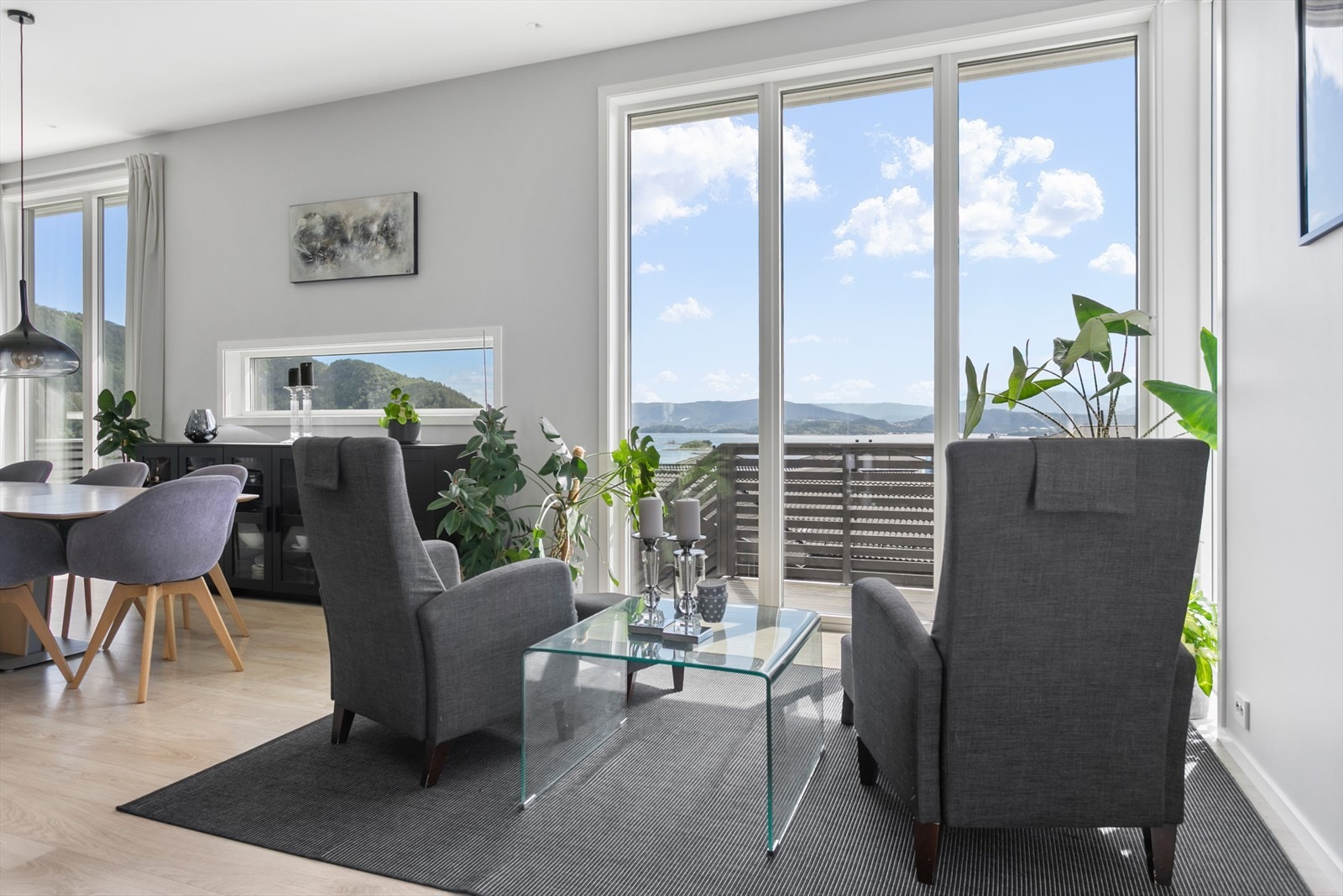 Boligen har nydelig utsikt utover Ellingsøyfjorden og fjellene i horisonten Galleribilde