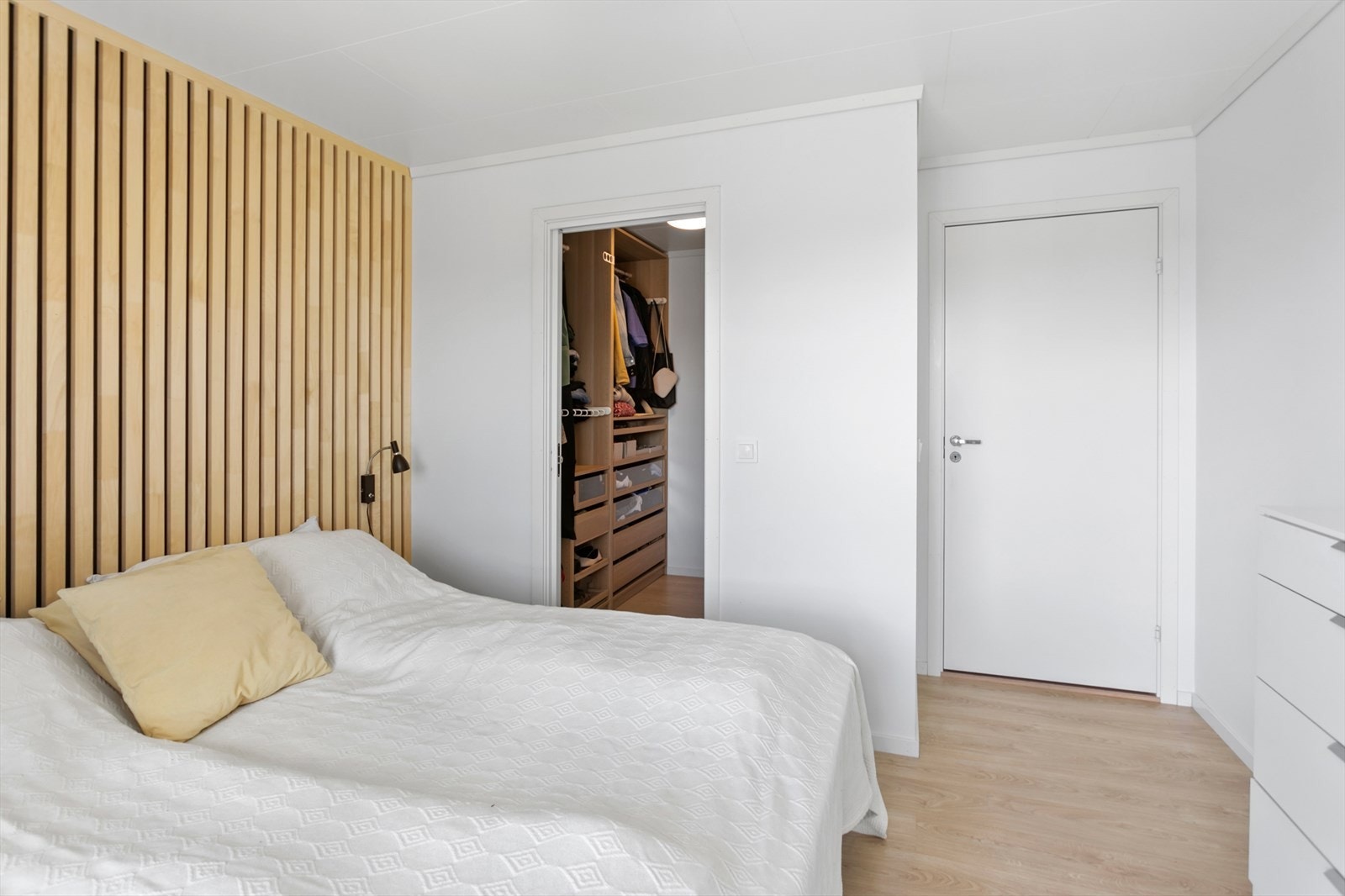 Hovedsoverommet har også egen walk-in garderobe Galleribilde