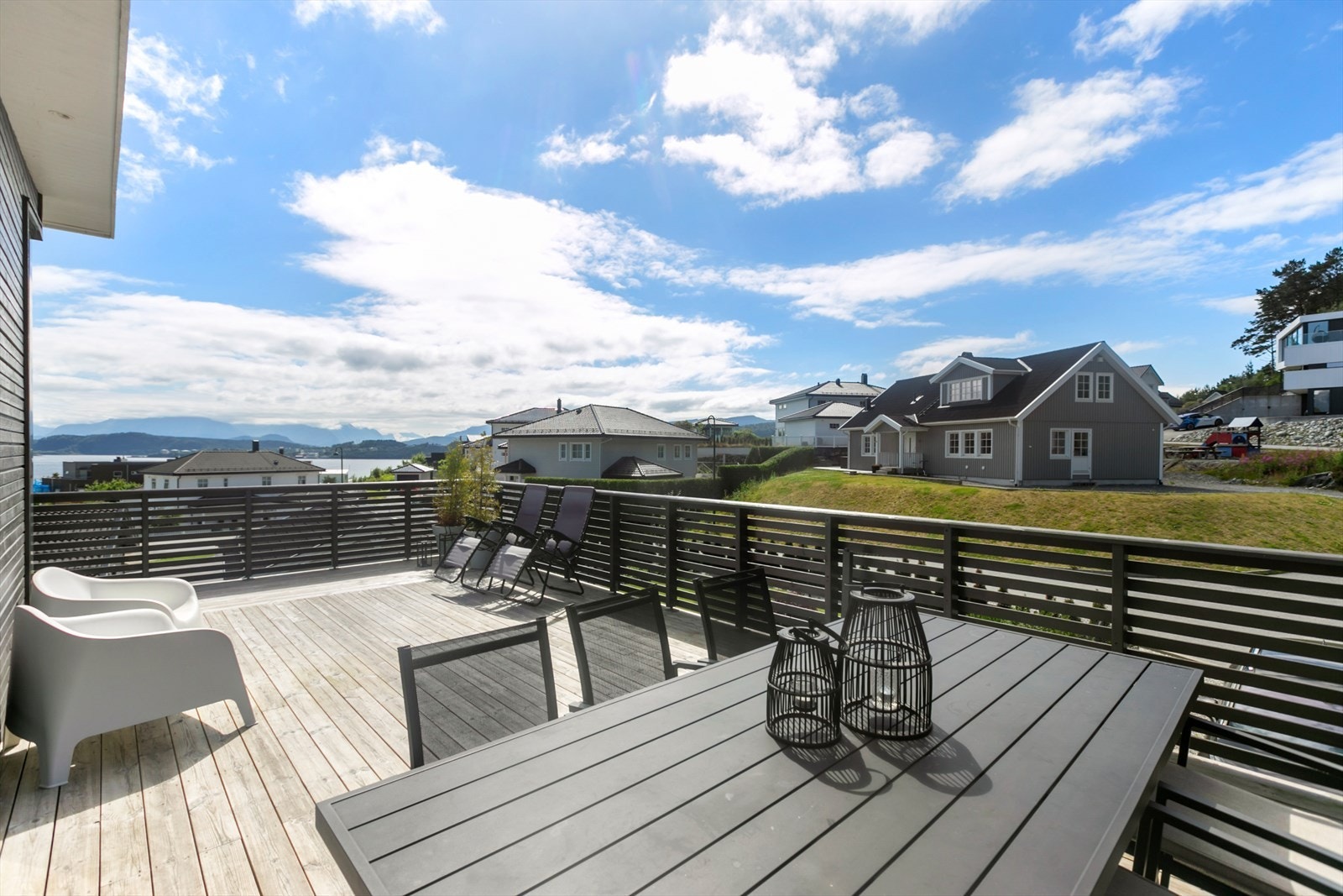 Gode sol- og utsiktsforhold fra verandaen Galleribilde