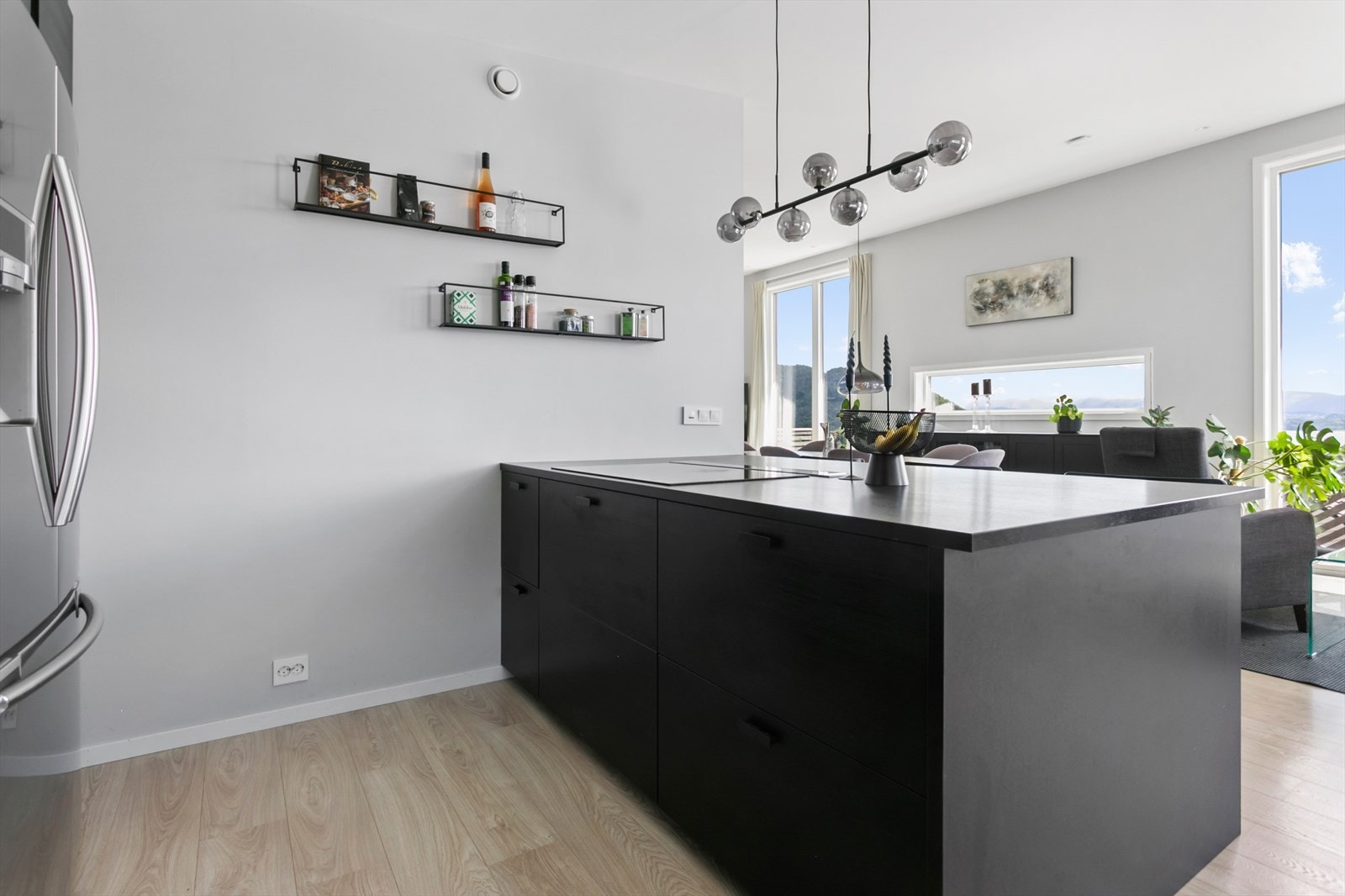 Platetoppen med induksjon er praktisk plassert på kjøkkenøya Galleribilde