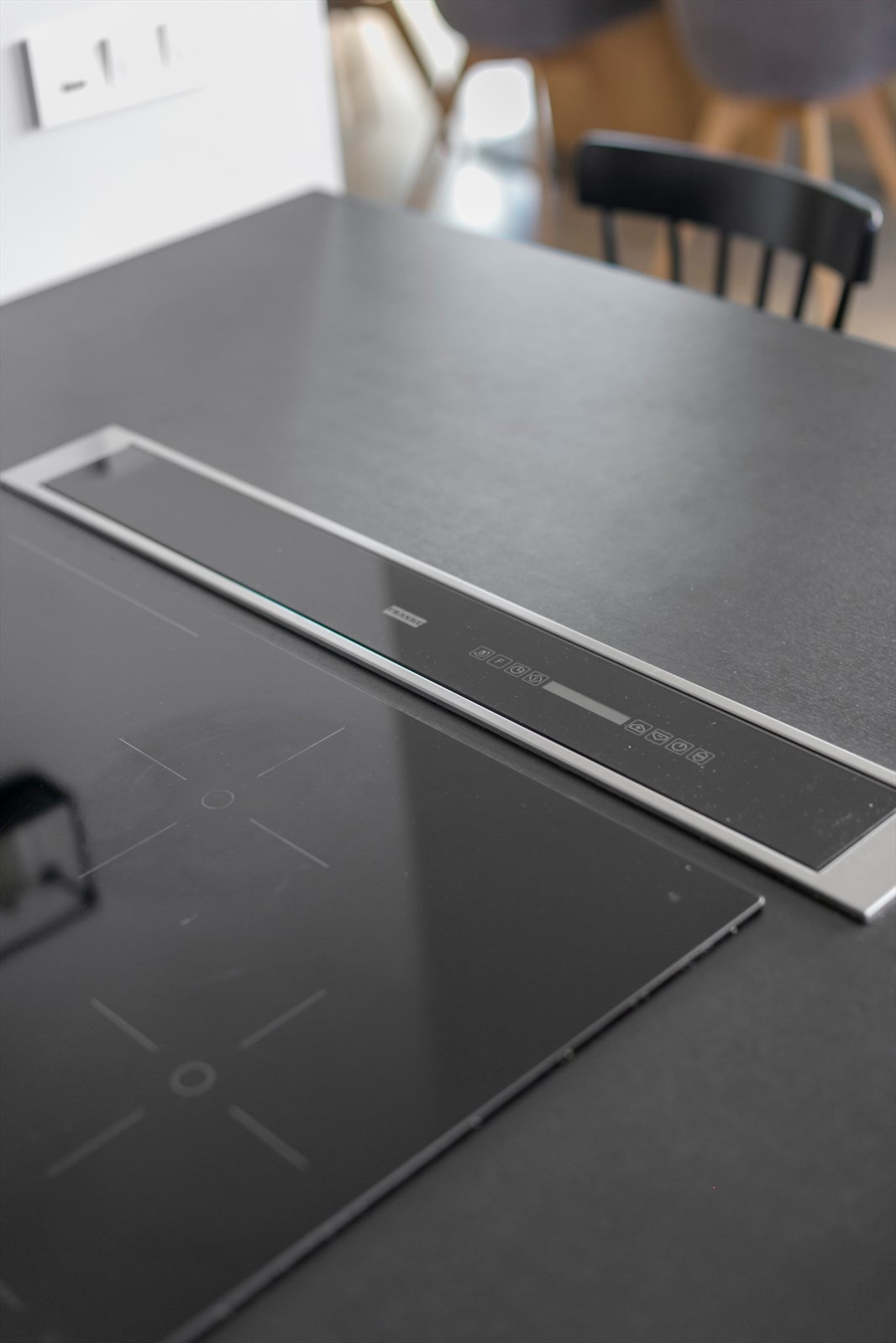 Detaljbilde av platetopp - nedsenket kjøkkenventilator integrert i benkeplaten Galleribilde