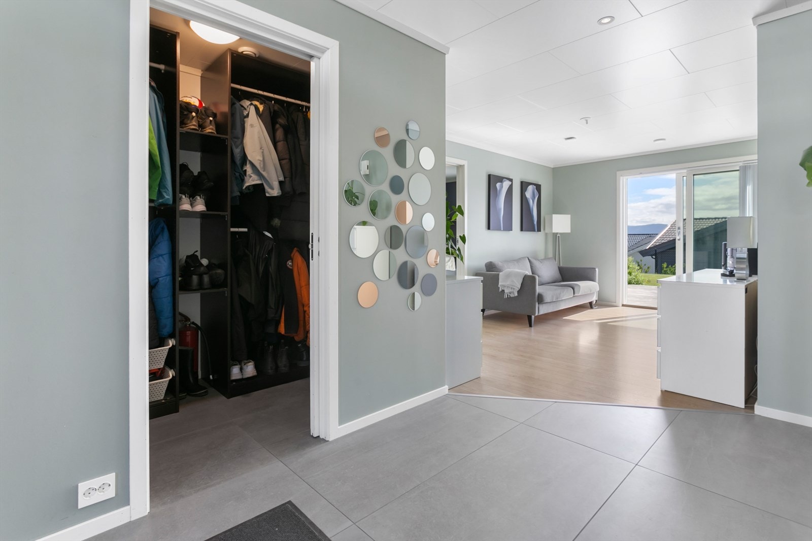 Romslig hall med inngang til praktisk klesnisje Galleribilde