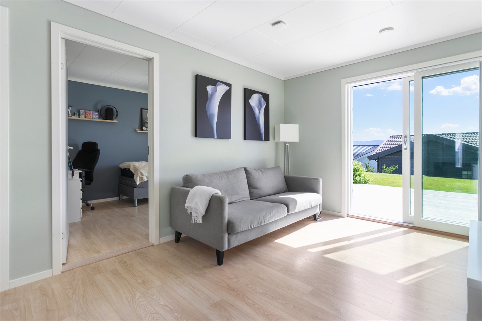 Fra kjellerstue - her har man utgang til en stor sydvendt markterrasse på ca 81 kvm Galleribilde