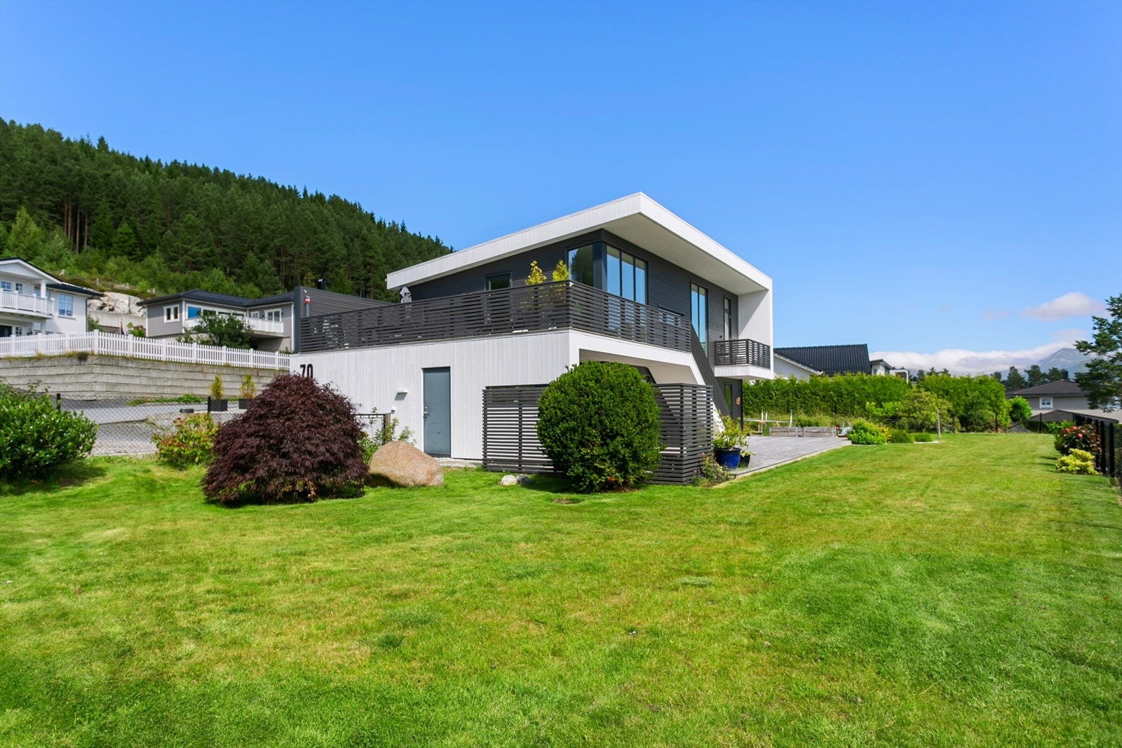 Fasade og flott opparbeidet tomt - plenen er perfekt utformet for robotgressklipper Galleribilde