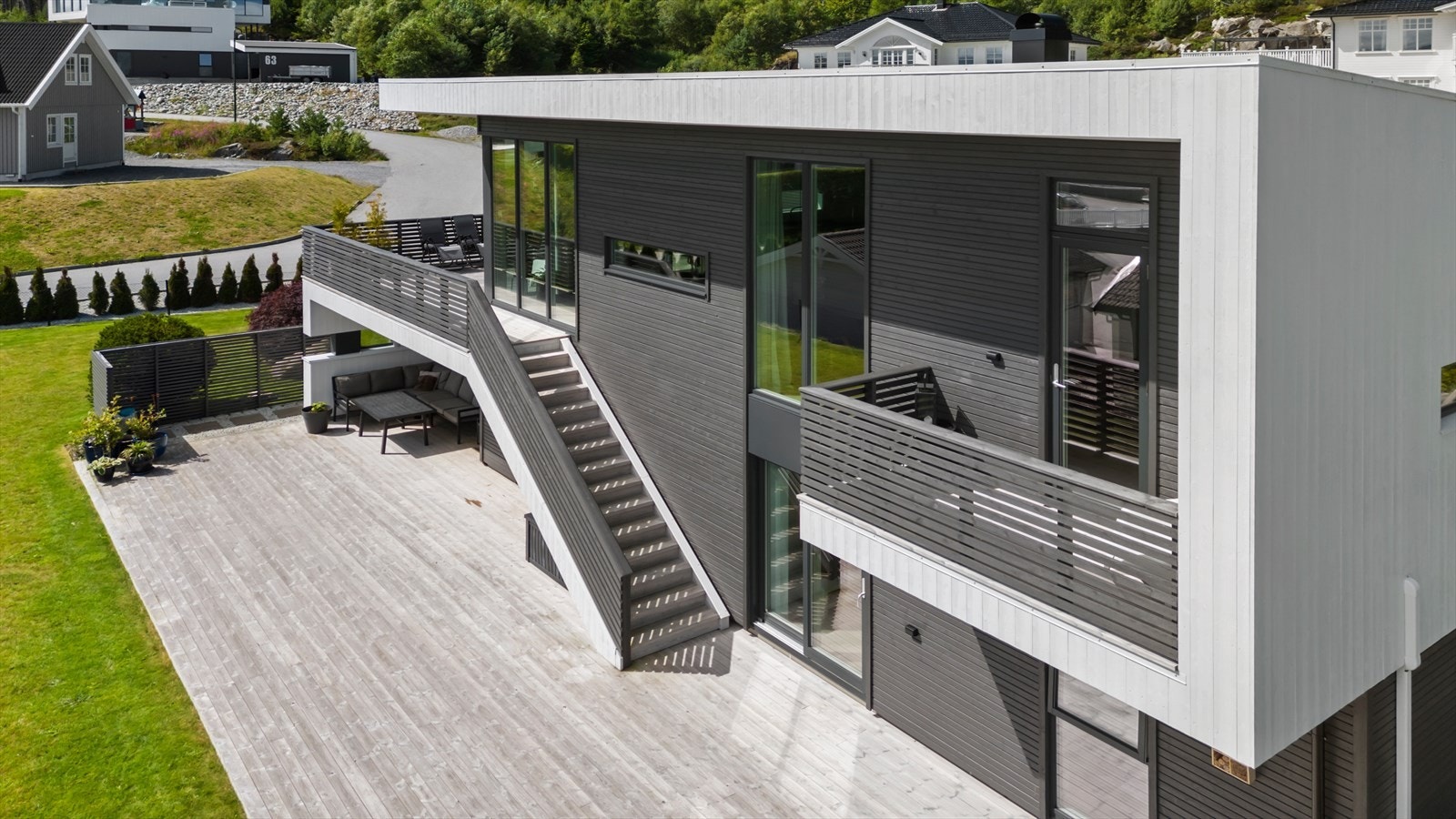 Boligen ble bygd i 2019 og fasaden har et moderne og flott uttrykk Galleribilde