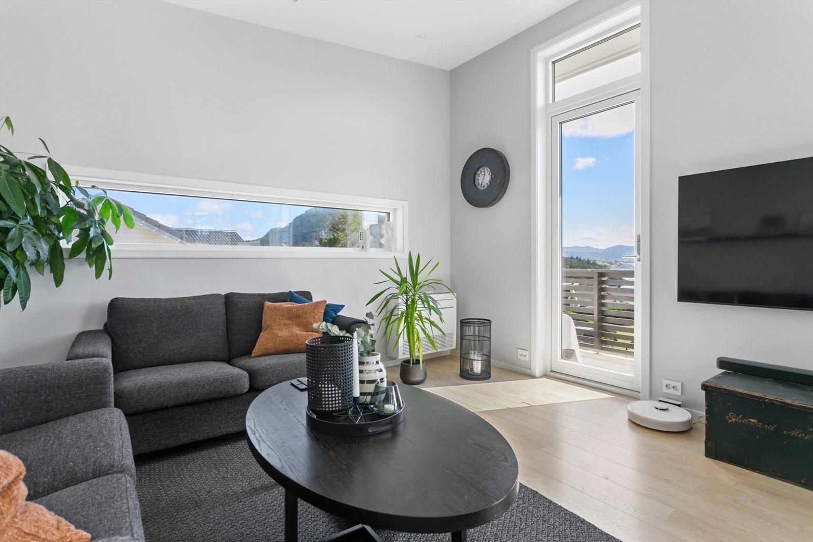 Fra stua - her er god takhøyde som sikrer god romfølelse Galleribilde