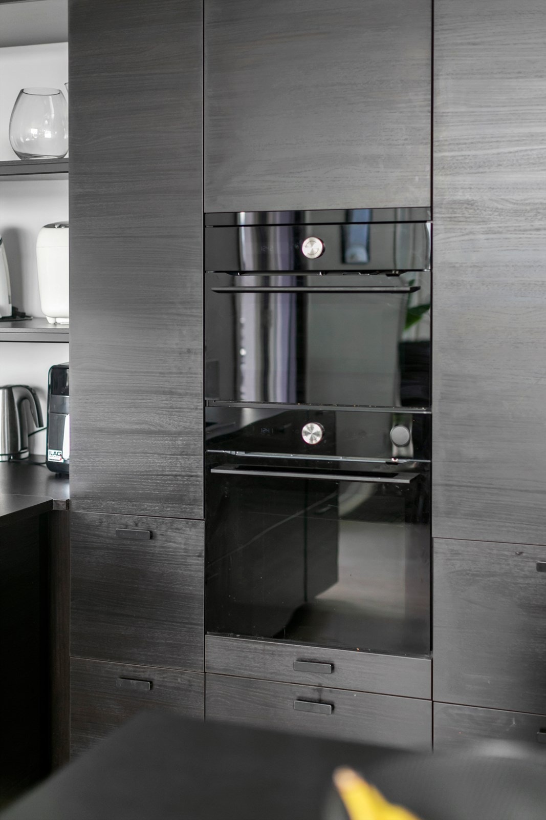 Ovnene er praktisk plassert i høyskap - en kombinert stekeovn/dampovn og en kombinert stekeovn/micro Galleribilde