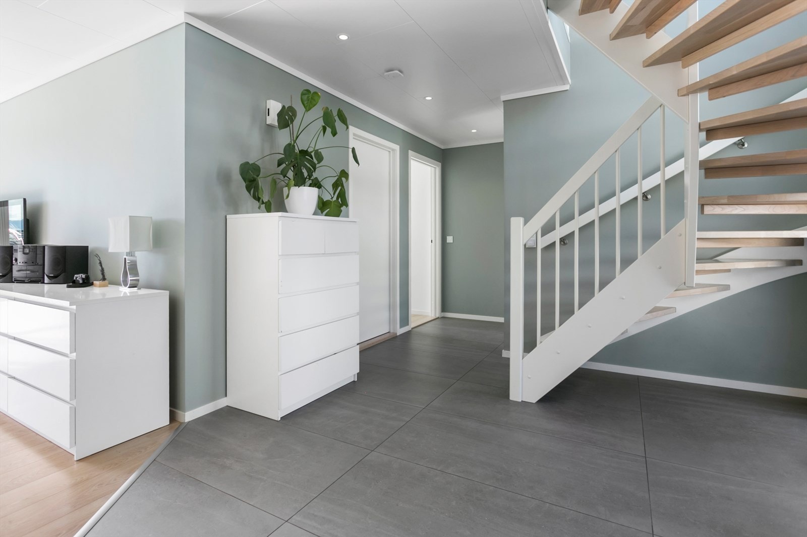 Romslig flislagt hall Galleribilde