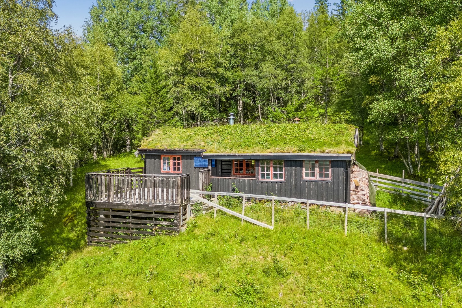 En eventyrlig fritidseiendom med idyllisk beliggenhet & fantastisk utsikt mot Skarvan og Roltdalen nasjonalpark. Galleribilde