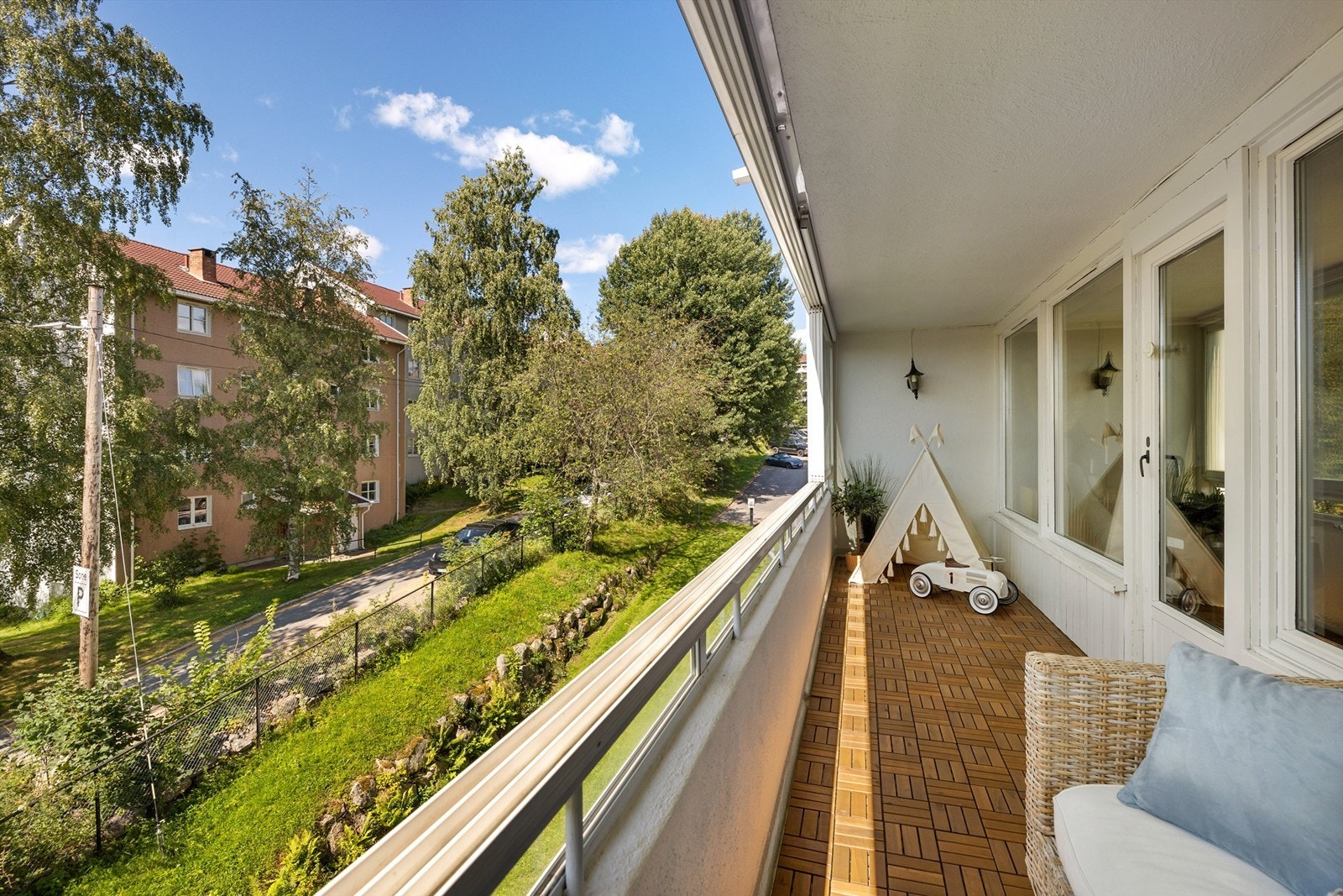 Balkongen har mulighet for å åpne og lukke innglassingen Galleribilde