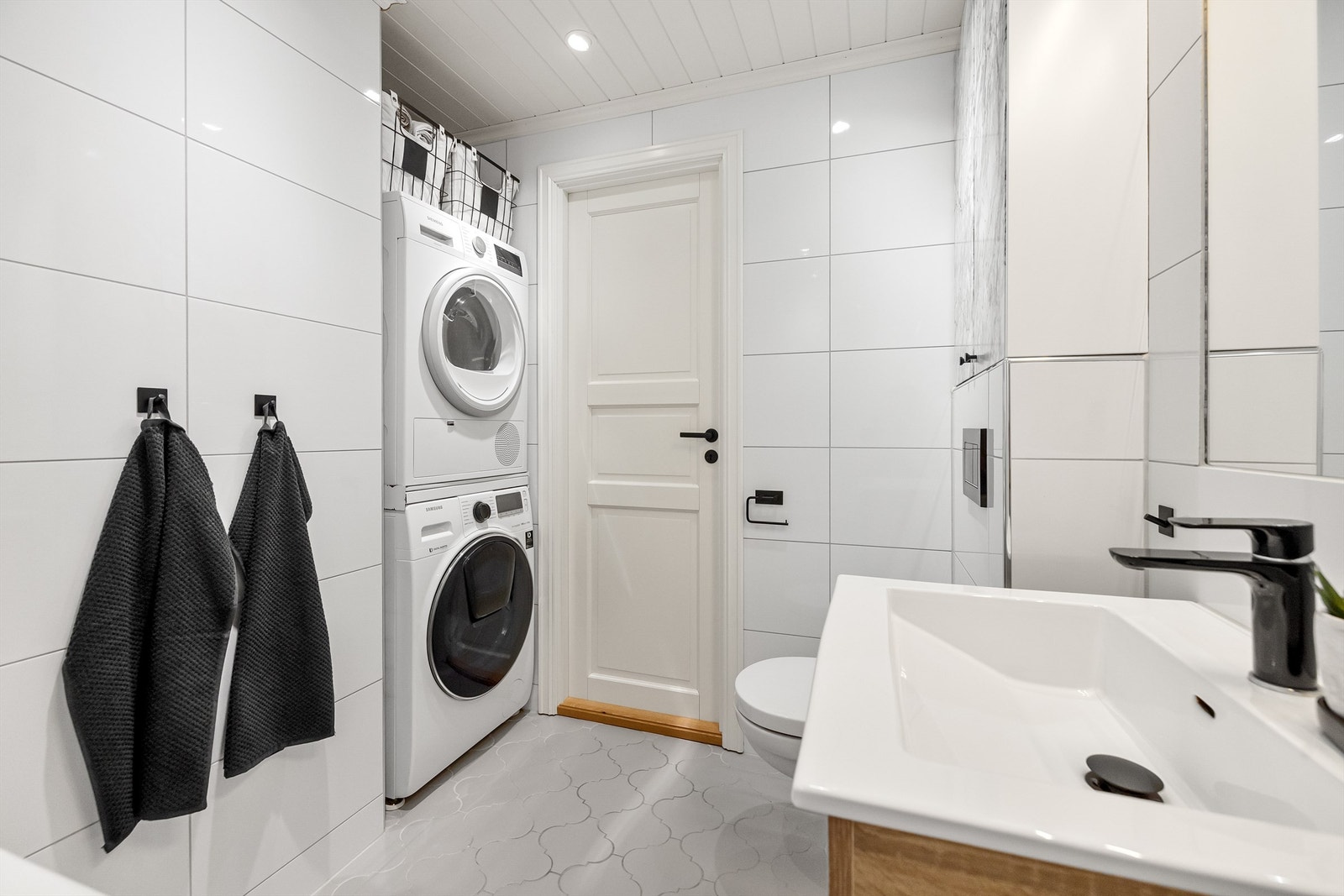 Badet har også badekar med veggmontert dusj- og badekararmatur. Opplegg for vaskemaskin Galleribilde