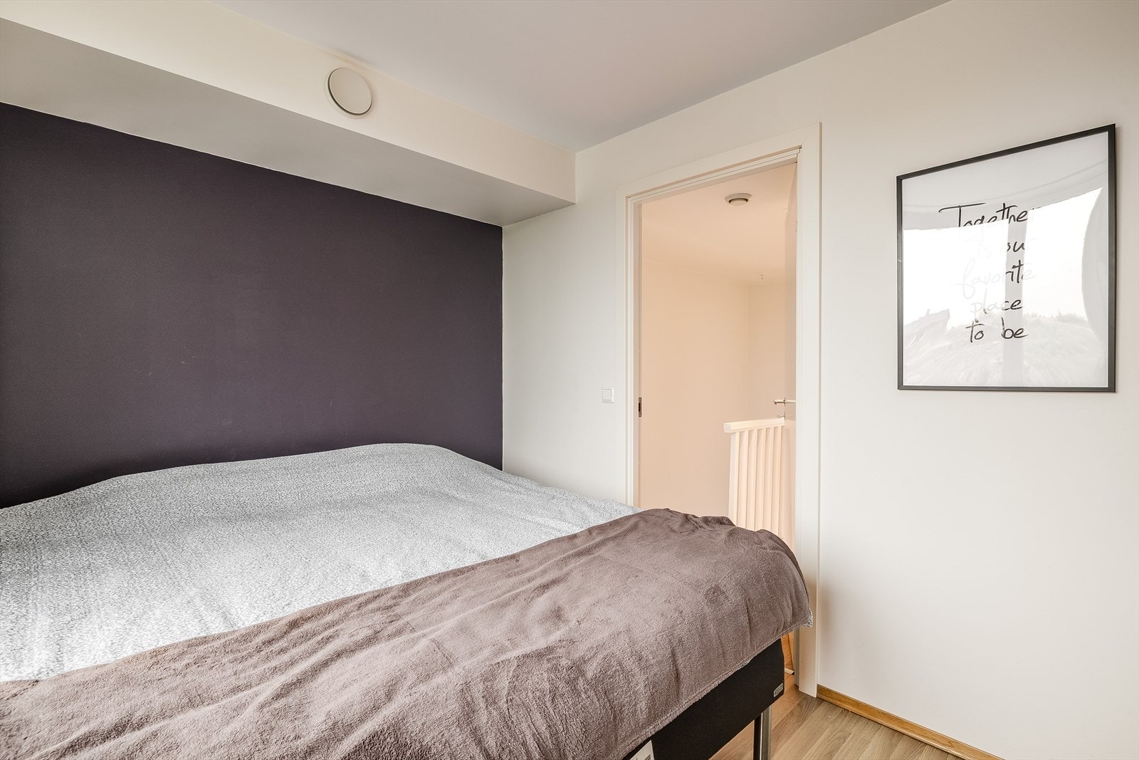 Soverommet har god standard med laminat på gulv, glatte lysmalte overflater med en fin kontrastvegg og skjult elektrisk anlegg. Galleribilde