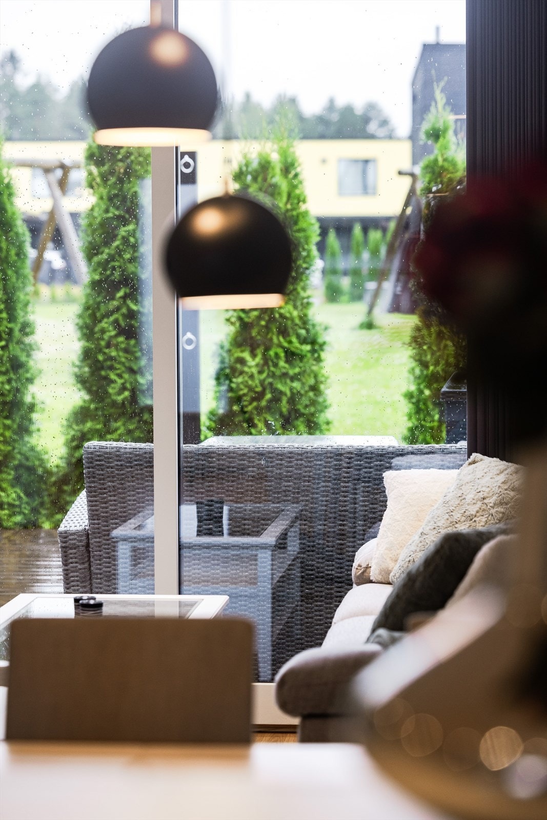 Stuen har en stor skyvedør ut til terrassen som sørger for rikelig med naturlig lys. Galleribilde