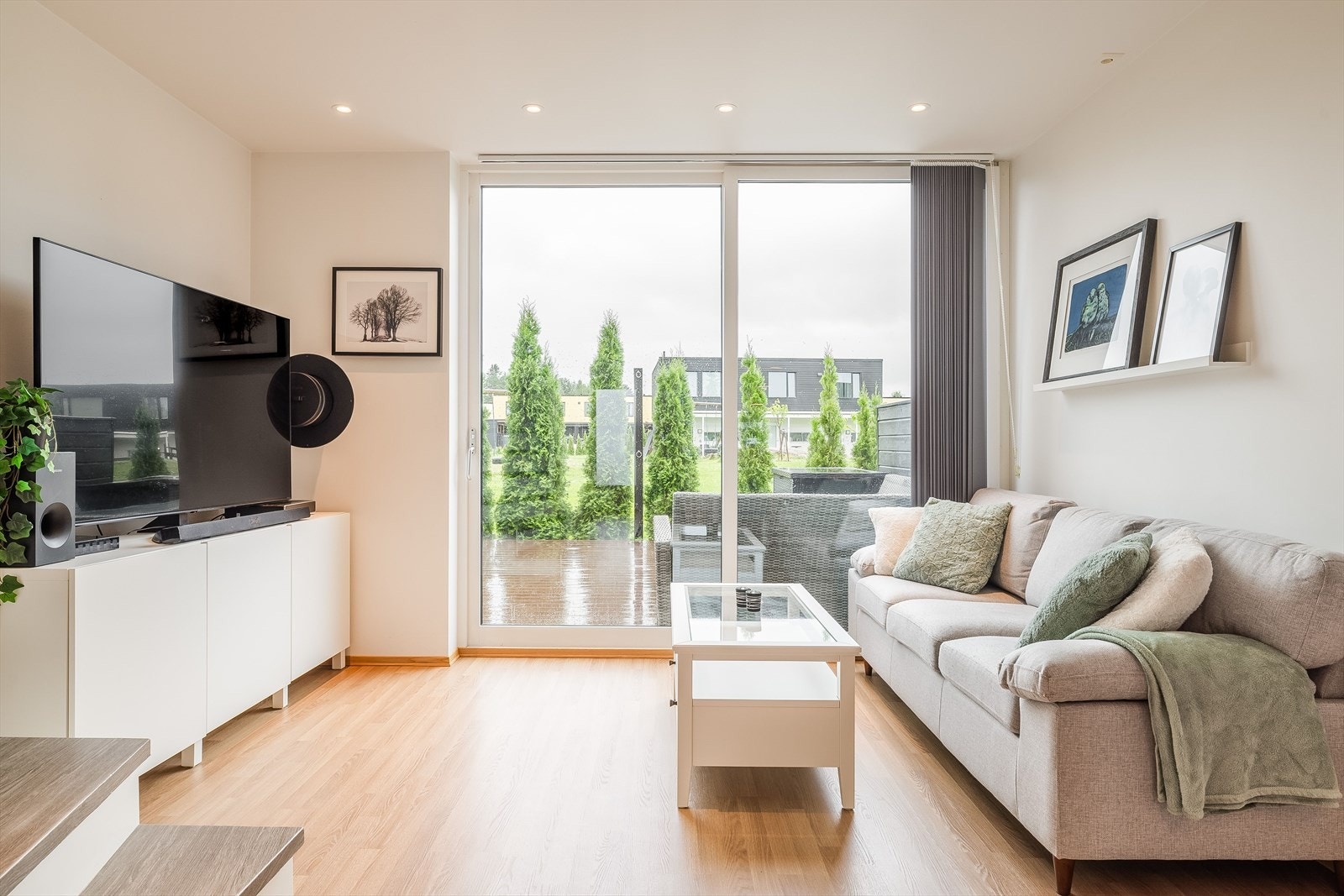 Stuen har god og moderne standard fra 2015 med laminat på gulv med deilig gulvvarme, glatte lysmalte overflater, skjult elektrisk anlegg og downlights i himlingen. Galleribilde