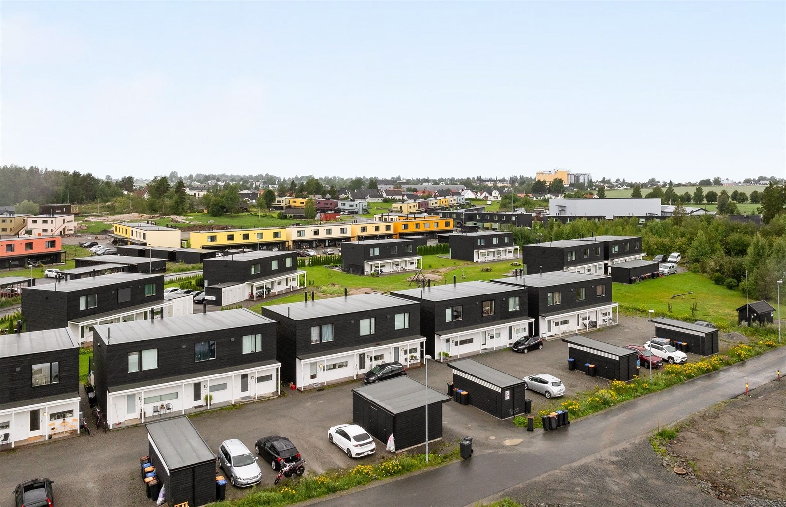 Her har du fordelen av å bo i et barnevennlig og trygt boligområde i ytterkanten av Stange sentrum, samtidig som du har flotte turmuligheter i området. Galleribilde