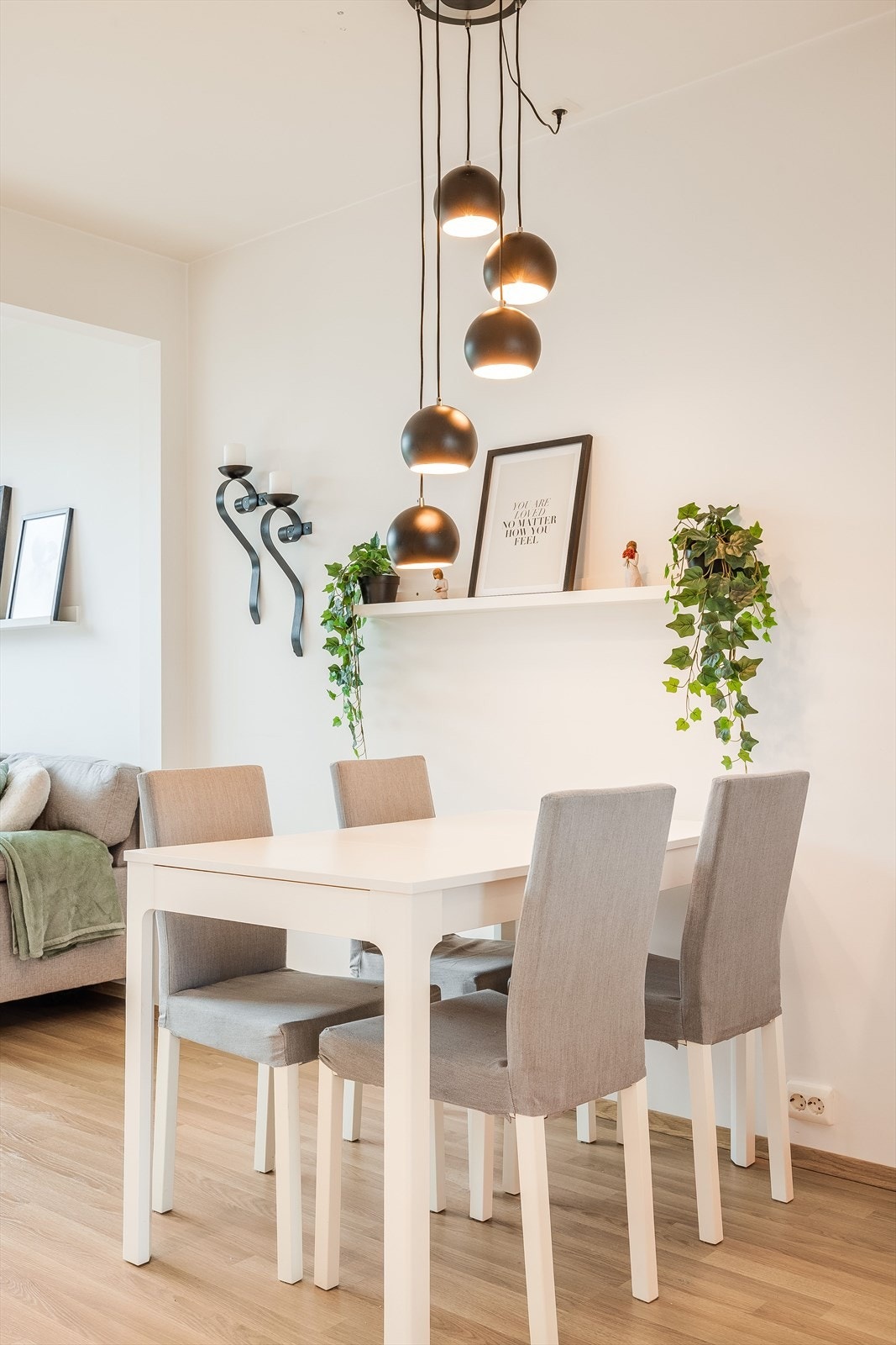 Stuen er enkel å møblere med sofagruppe med salongbord, mediemøblement og et spisebord i tilknytning til kjøkkenet. Galleribilde
