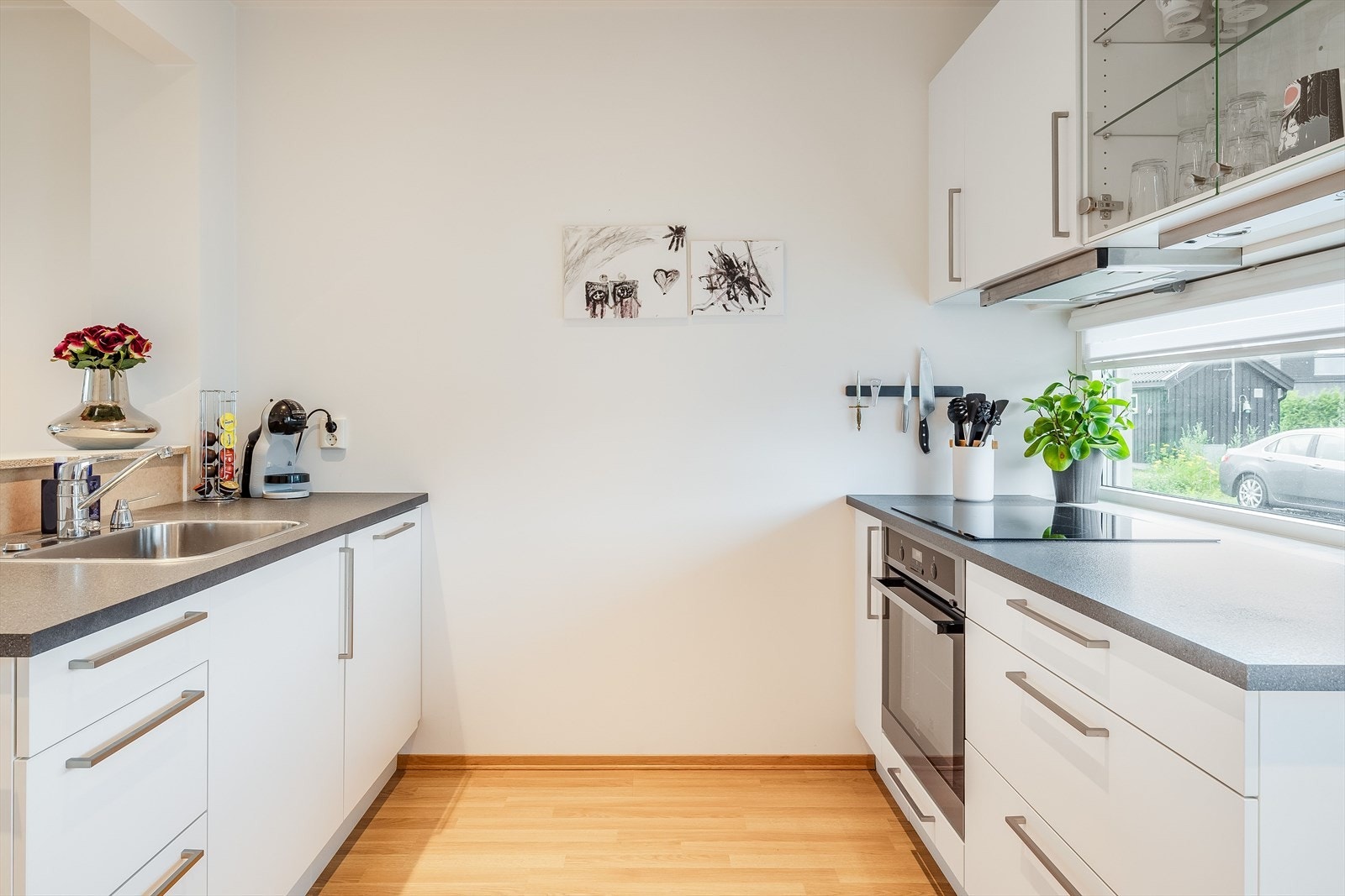 Kvalitetskjøkken fra HTH i en fin og sosial åpen løsning med stuen. Galleribilde
