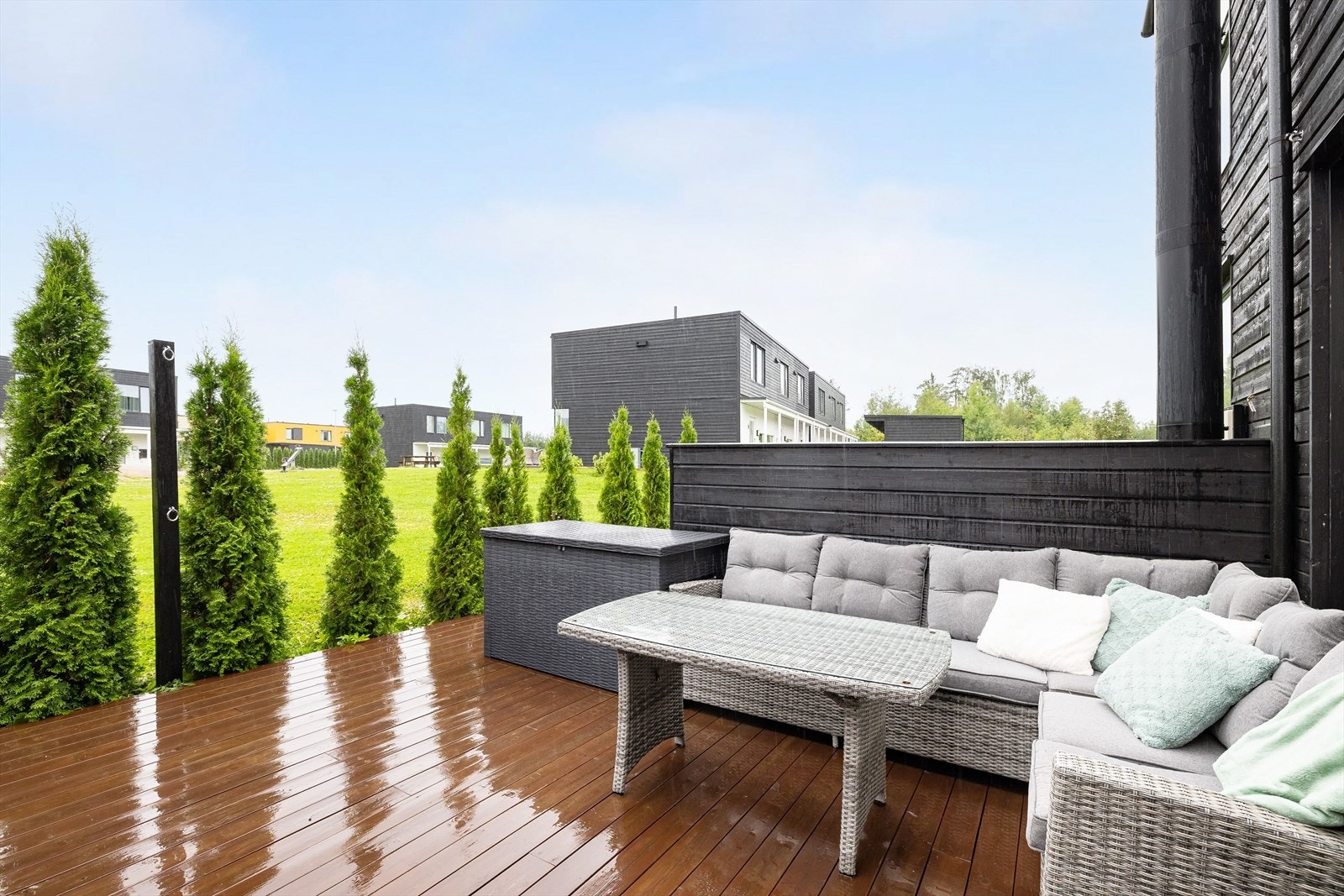 Fra stuen har du utgang til en flott og solrik terrasse som er perfekt på solfylte sommerdager. Terrassen har levegger mot naboene og hekk mot fellesarealene. Galleribilde