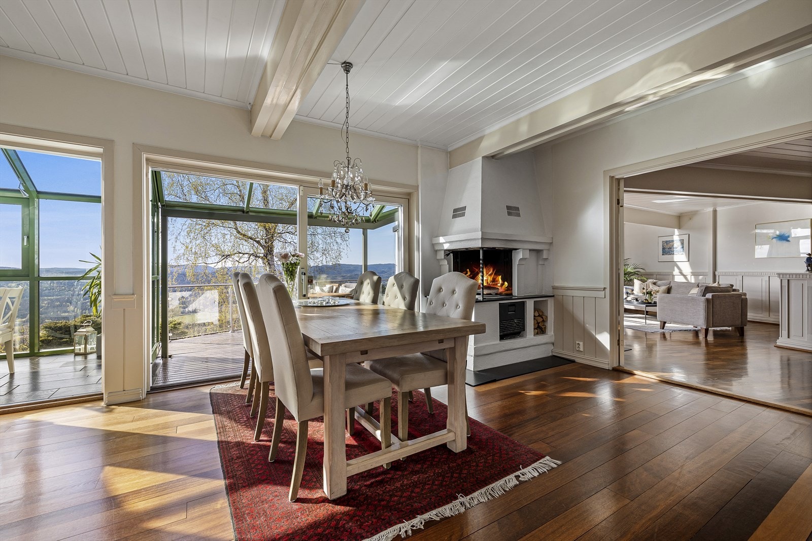 I 1. etg. er et stort og lyst spisekjøkken husets naturlige samlingsrom Galleribilde