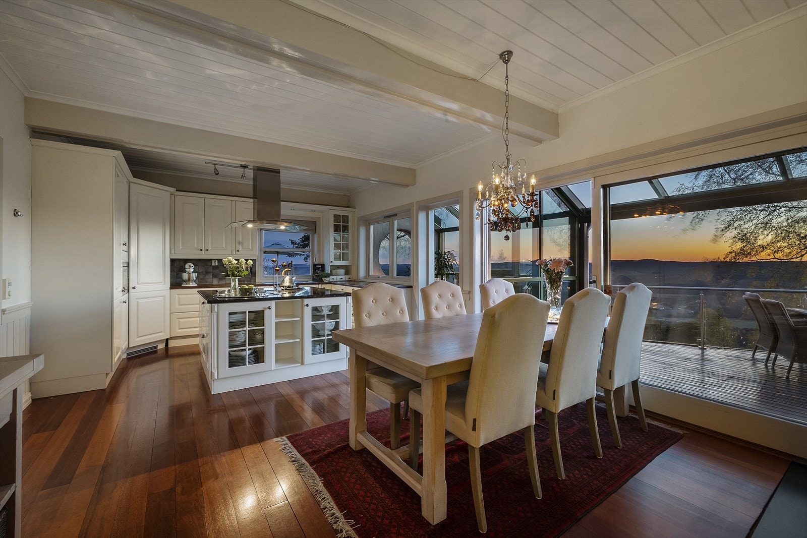 Magisk utsikt fra det flotte spisekjøkkenet Galleribilde