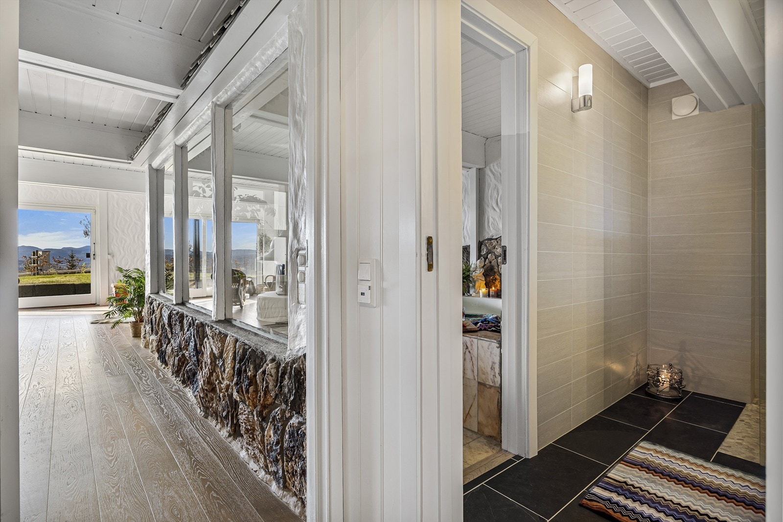 Velværerom med innbygget boblebad Galleribilde