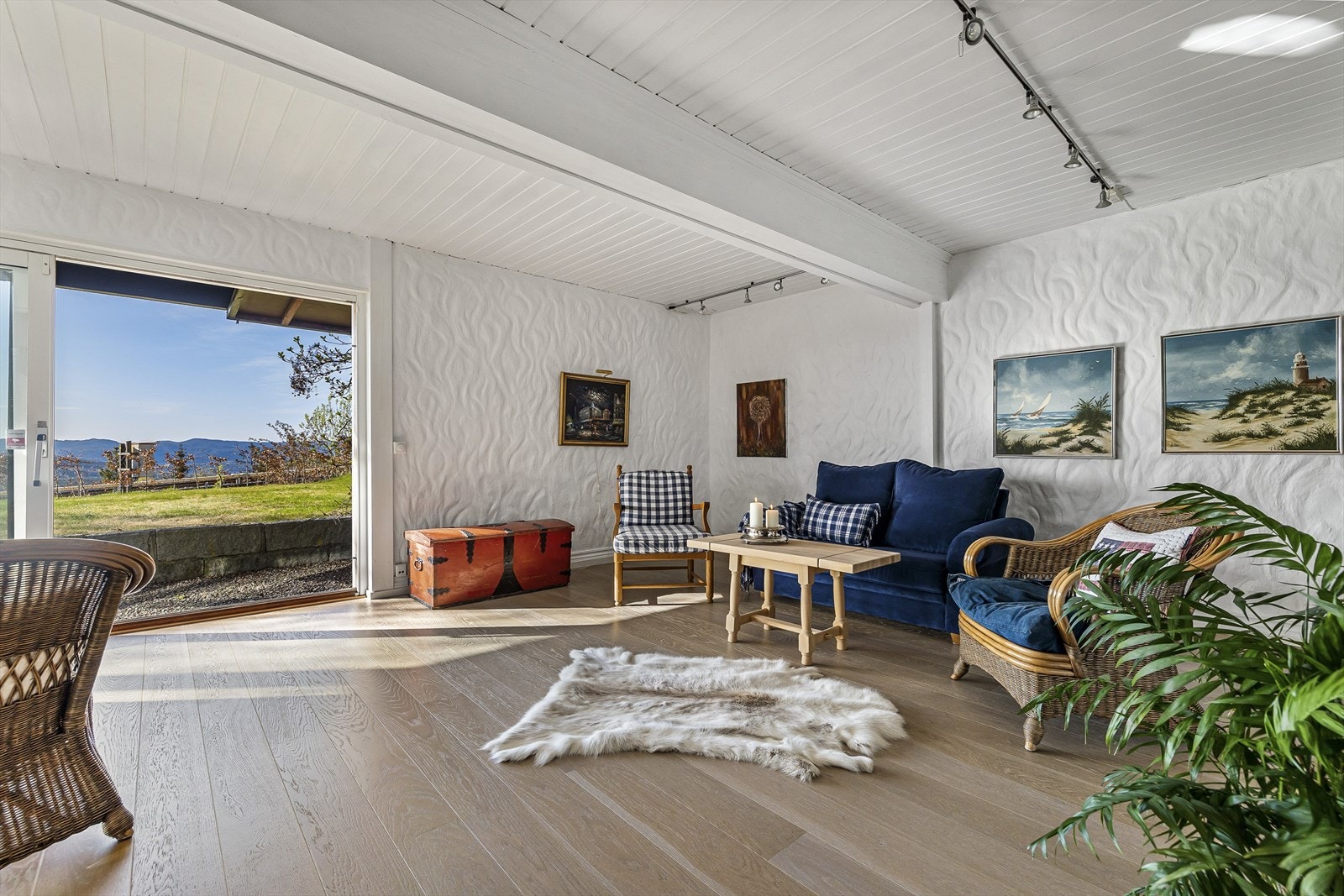 Peisestue i underetasje med peis og direkte adkomst til hage Galleribilde