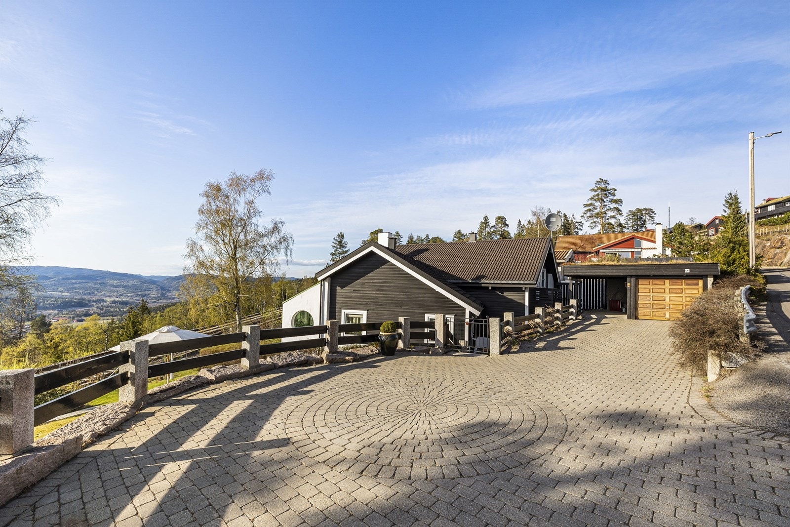 Svært representativ steinbelagt innkjørsel og parkeringsplass. Velkommen til Lillevannsveien 68A! Galleribilde