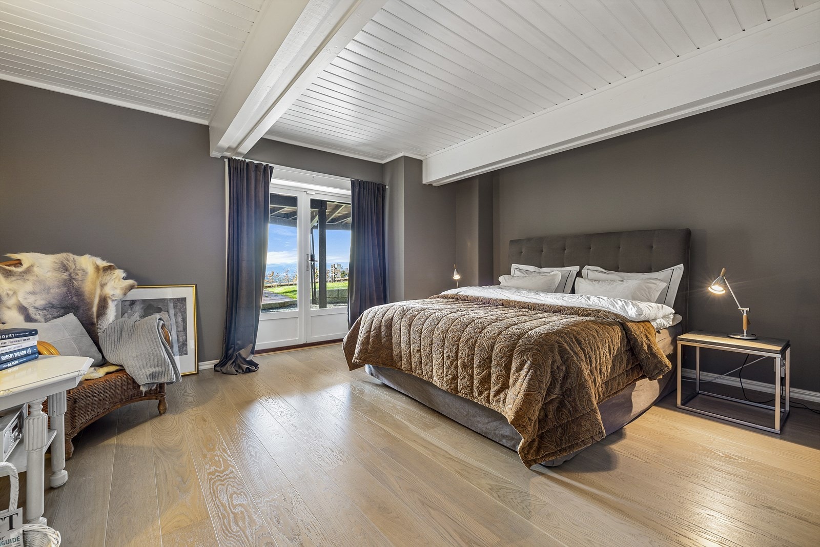 Soverommet i underetasjen har direkte utgang til hagen. Galleribilde