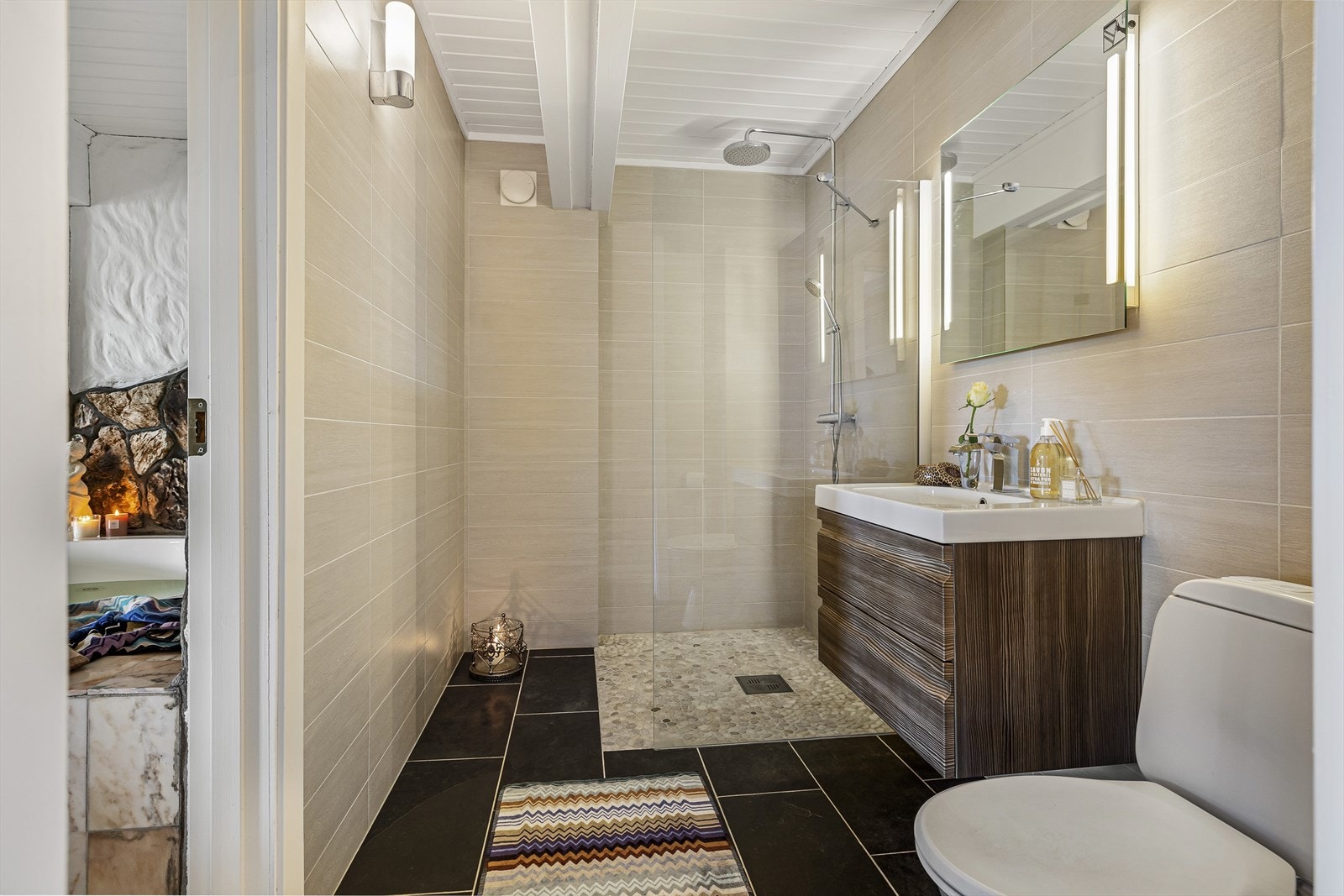 Badet i tilknytning velværerommet ble oppgradert i 2012. Innredning med skuffer og helstøpt servant, samt dusjnisje med svingbare dører i glass Galleribilde