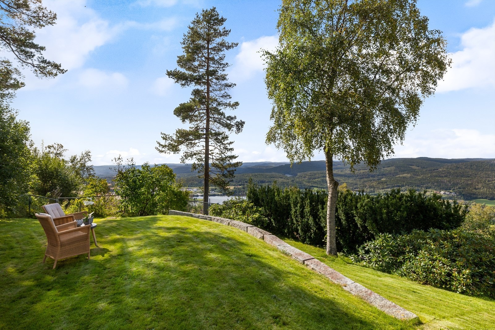 Velkommen til denne romslige og hyggelige eneboligen på Lillevann/Skogen, høyt og fritt beliggende med gode solforhold og nydelig utsikt Galleribilde