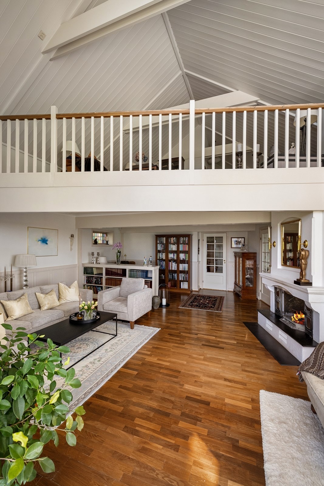 Over stuen er det en mesanin som benyttes som en hyggelig tv-stue Galleribilde