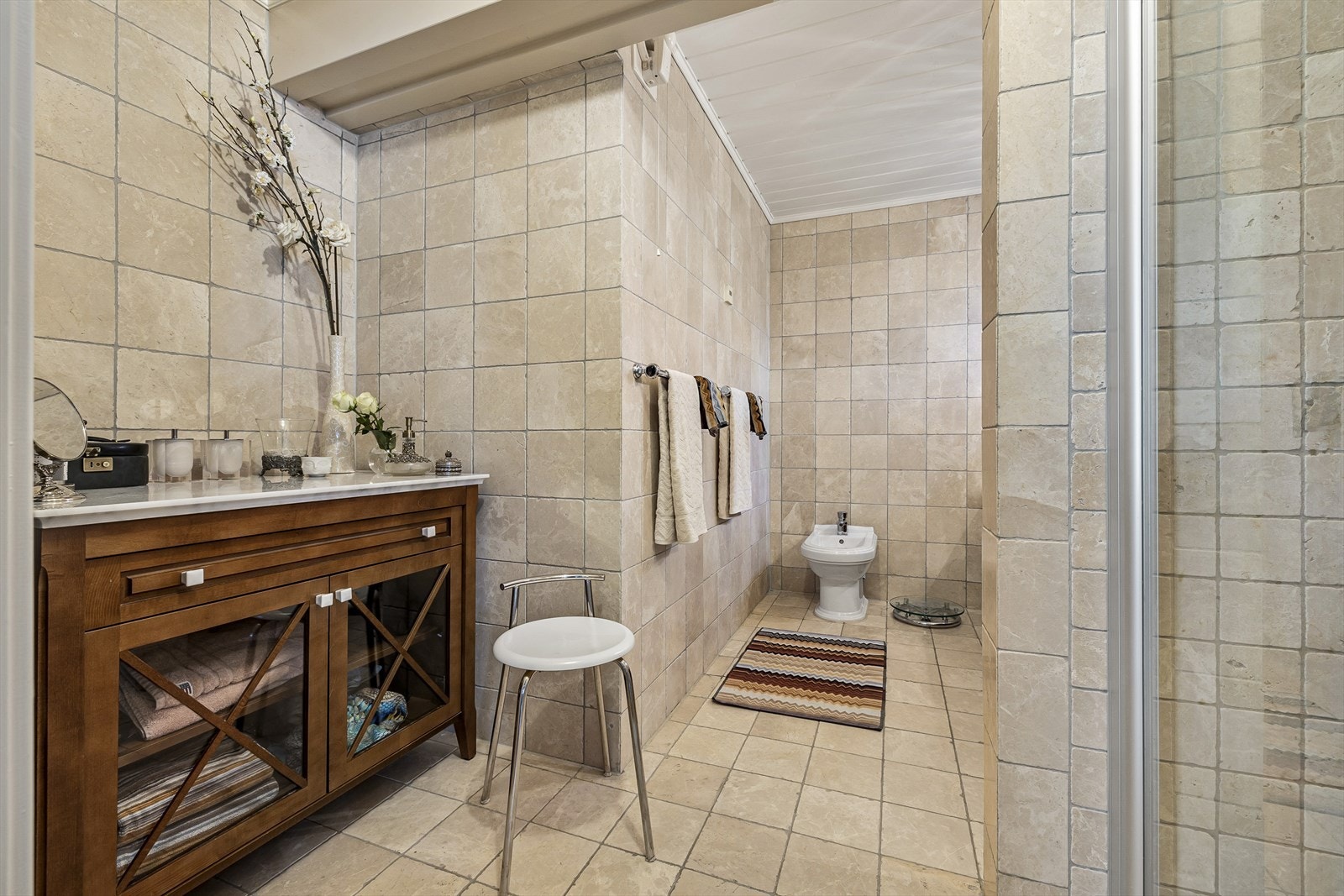 Baderommet er innredet med helstøpte servanter, gulvmontert bidé, dusjnisje med svingbar glassdør. Påkostet innredning fra Villeroy & Boch Galleribilde