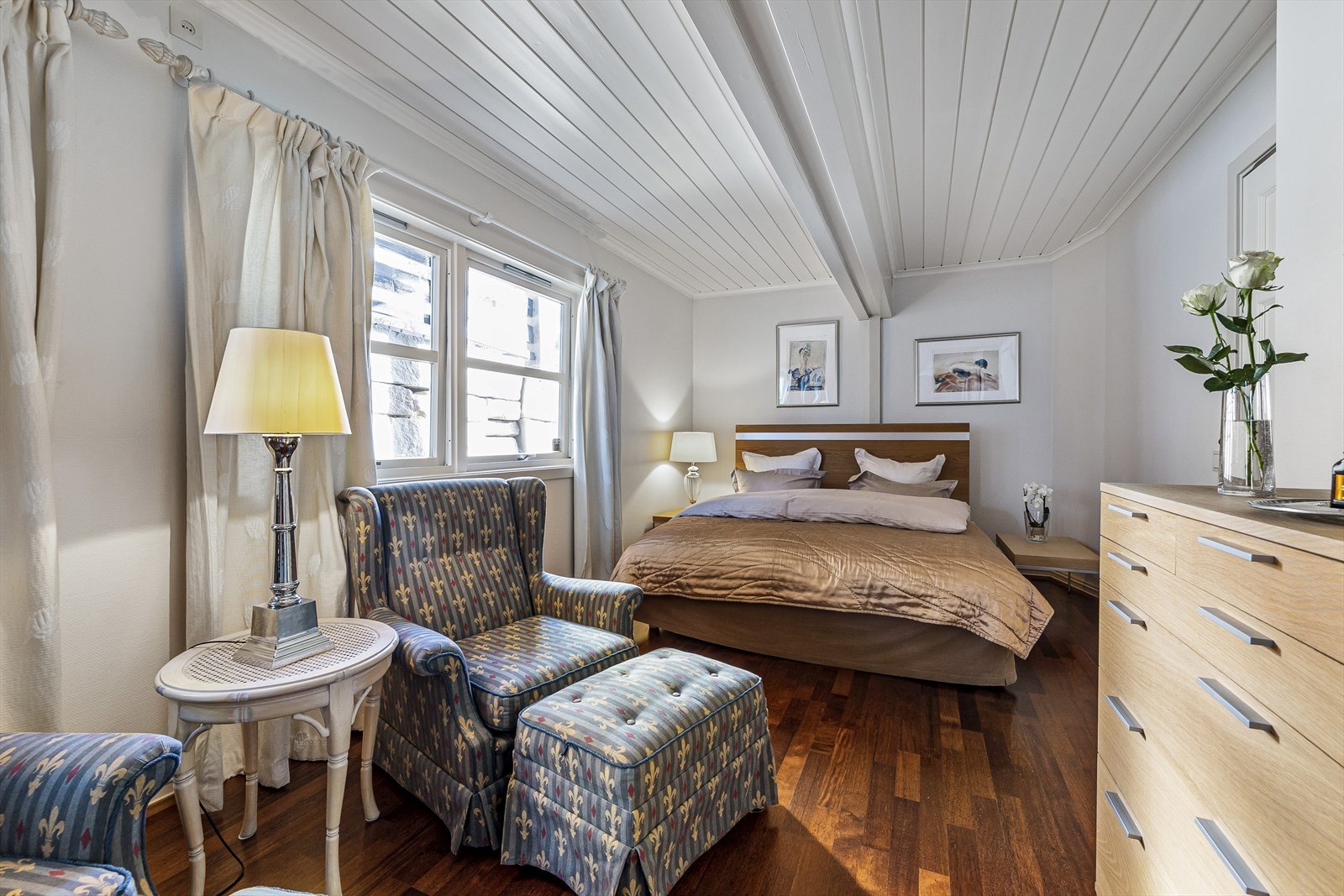 Hovedsoverommet i 1.etasje har en-suite baderomsløsning. Galleribilde