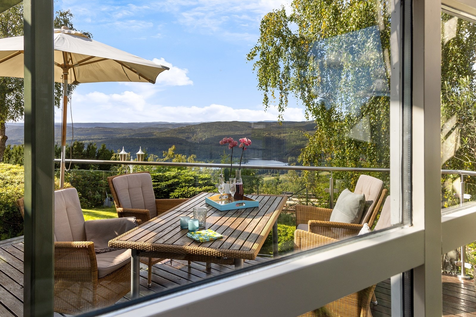 Eiendommen ligger vestvendt med utsikt både mot Oslofjorden og over åskammene mot vest. Galleribilde