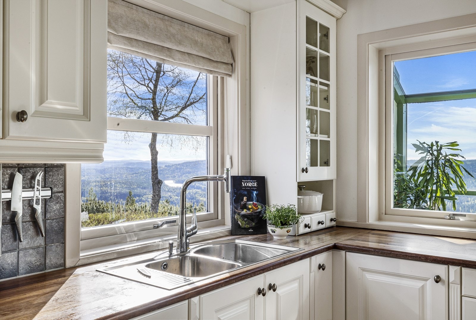 Nedfelt dobbel oppvaskkum med avrenningsfelt i rustfritt stål Galleribilde