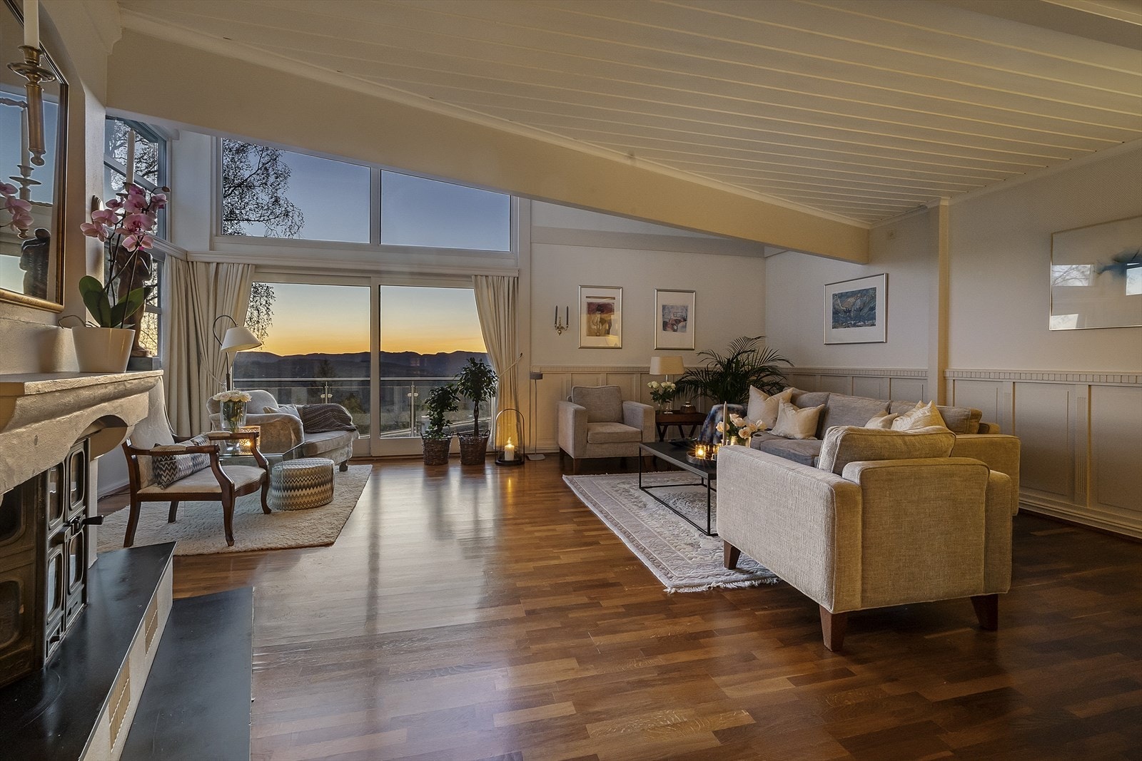 Stor og luftig stue med utsikt gjennom enorme vindusflater Galleribilde