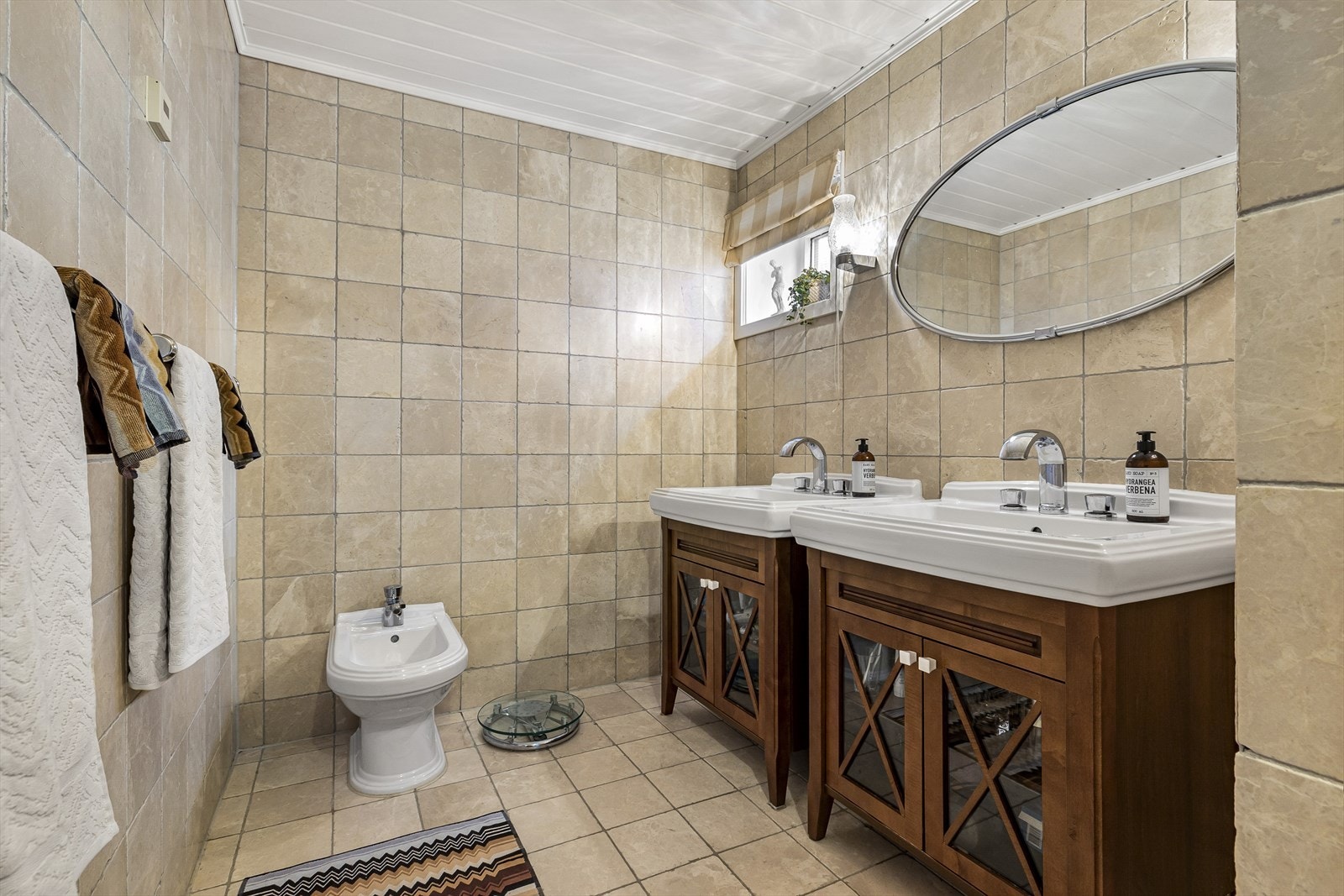 Delikat baderom i tilknytning til hovedsoverom Galleribilde