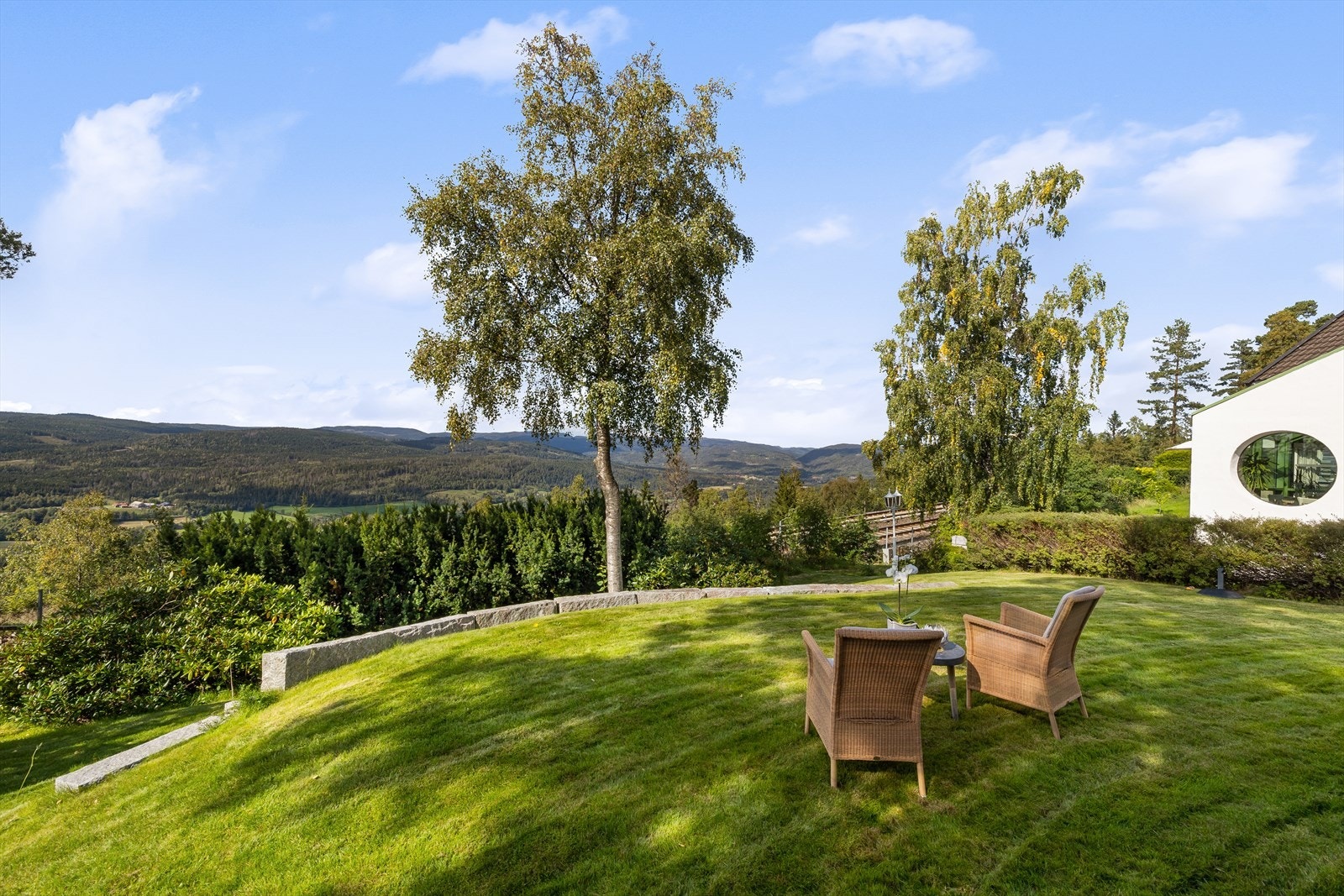 På klare dager ser man Norefjell fra eiendommen Galleribilde