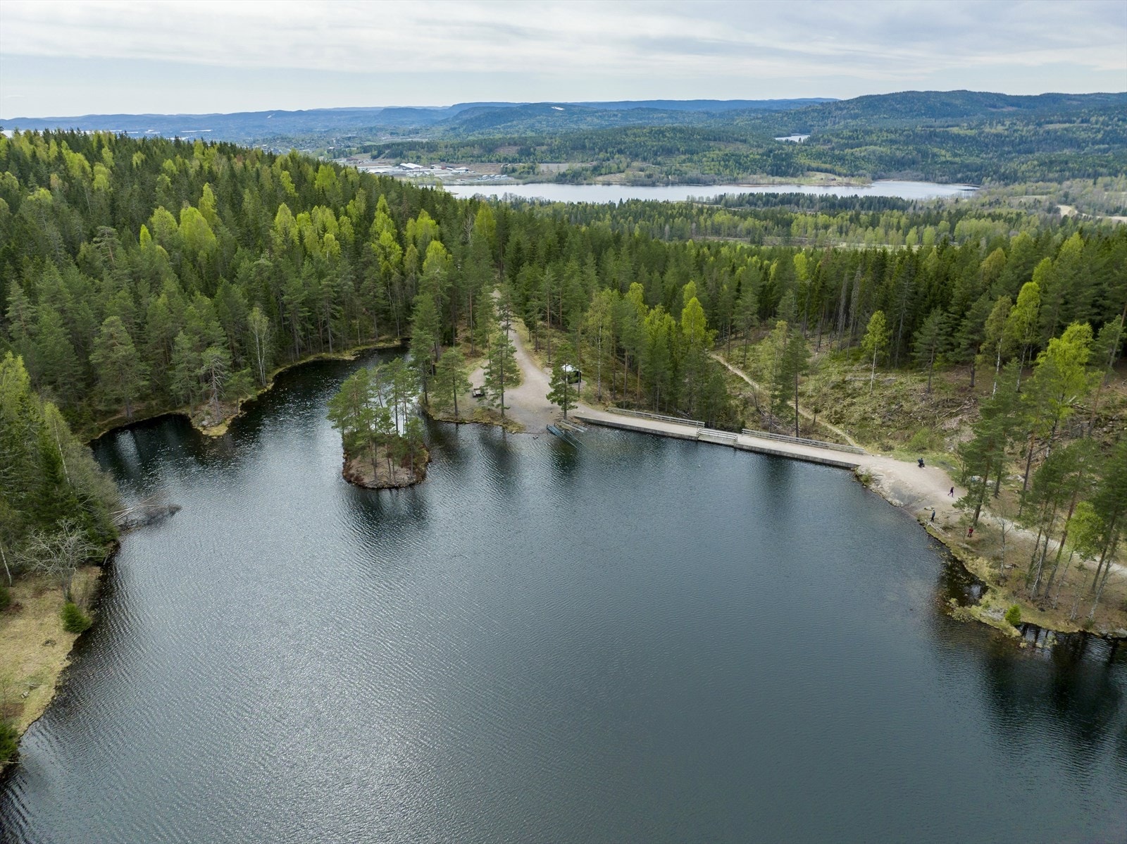 Strømsdammen ligger like ved og er en hyggelig turdestinasjon og badeplass Galleribilde