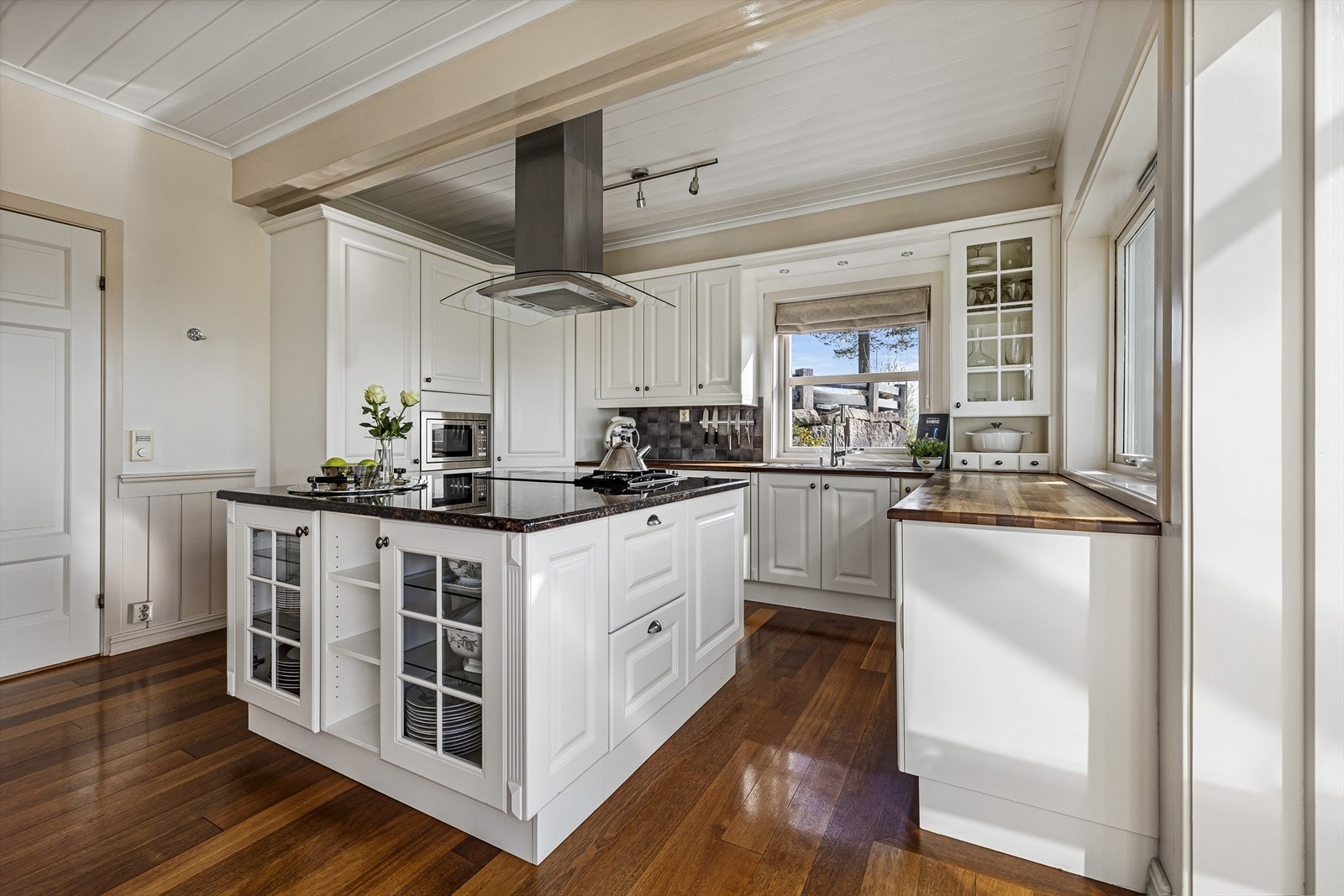 Komplett sett av hvitevarer fra Siemens og Míele, med bl.a. kkjølehjørne, mikrobølgeovn, oppvaskmaskin, stekeovn, induksjonstopp og gasstopp med to bluss Galleribilde