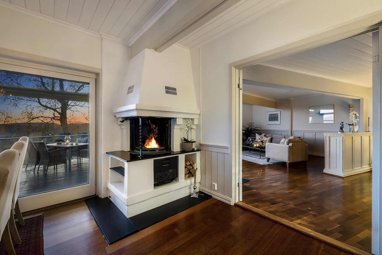 I spisekjøkkenet står en innsatspeis med murte omrammninger Galleribilde