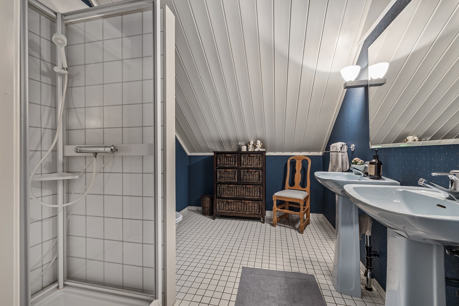 Fliser over varmekabler, tapeserte vegger Galleribilde