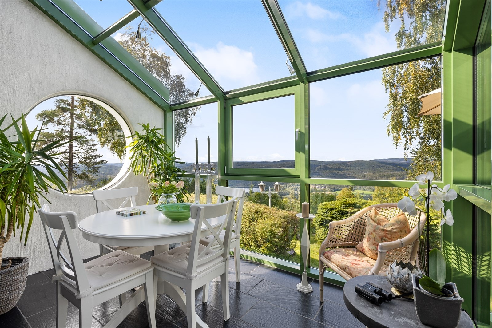 Som en naturlig forlengelse av kjøkkenet ligger en hyggelig vinterhage med spektakulær utsikt Galleribilde
