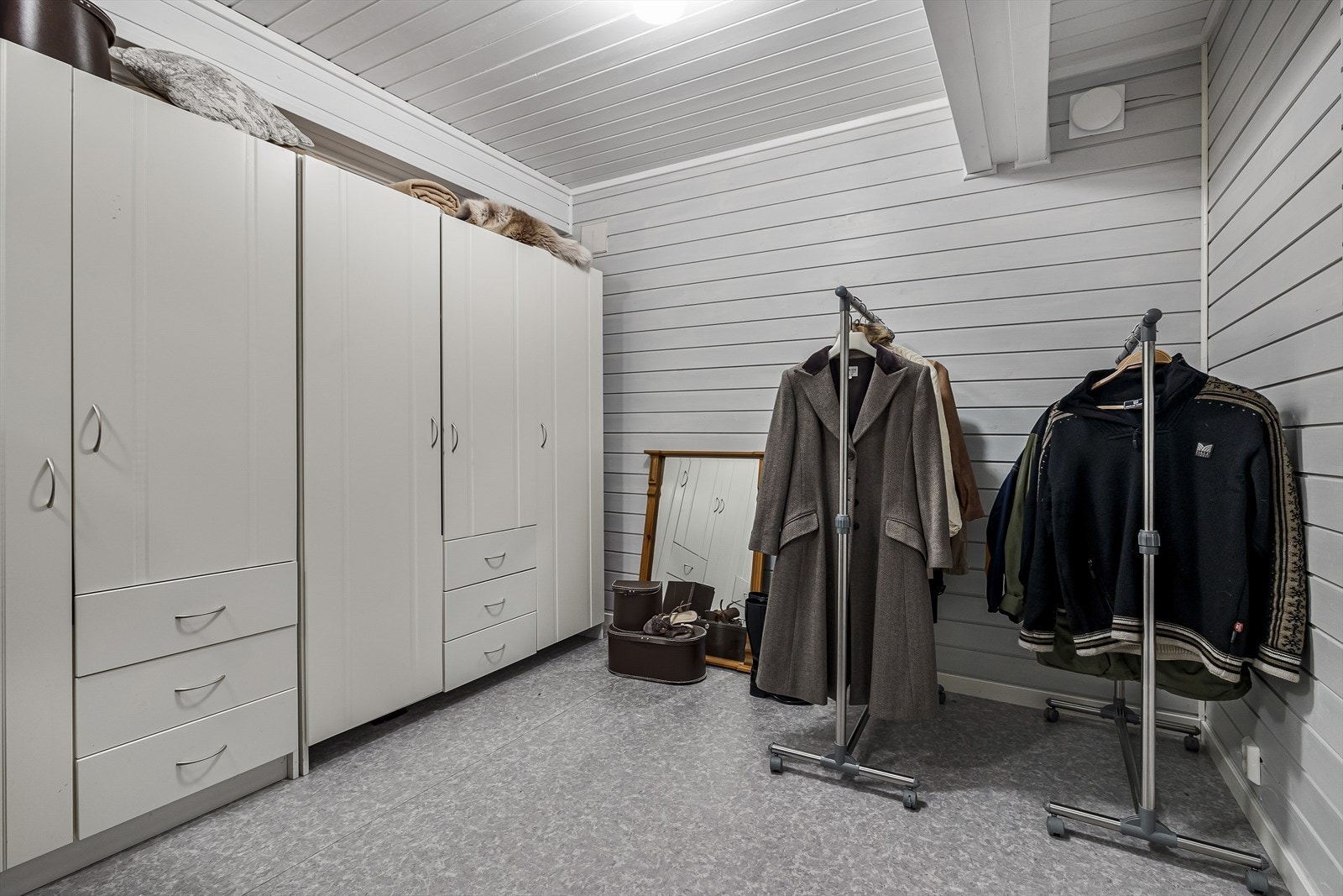 Rikelig med lagringsplass i boder i underetasjen Galleribilde