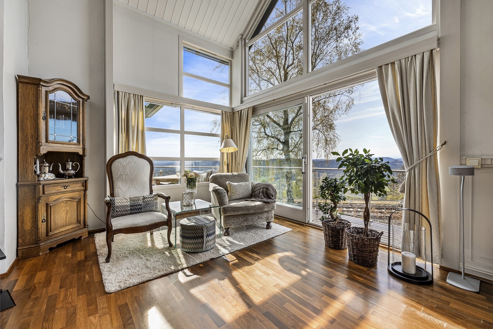 I den ene enden av stuen har man takhøyde helt opp til mønet Galleribilde