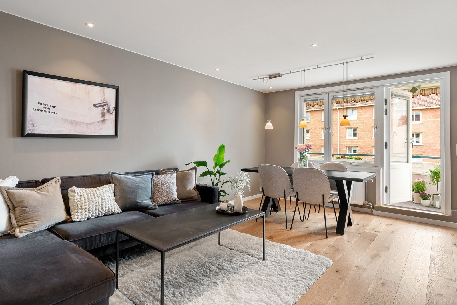 Slette, moderne overflater og eikeparkett på gulv av typen Haro eik Sauvage Galleribilde