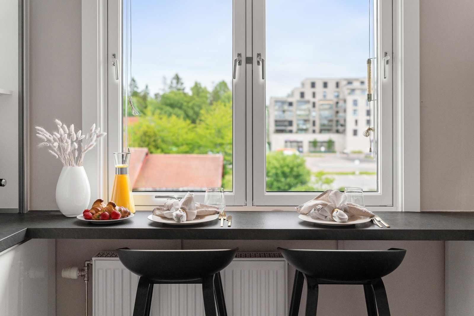 I benkeplaten er det montert "pop-up" stikkontakt Galleribilde