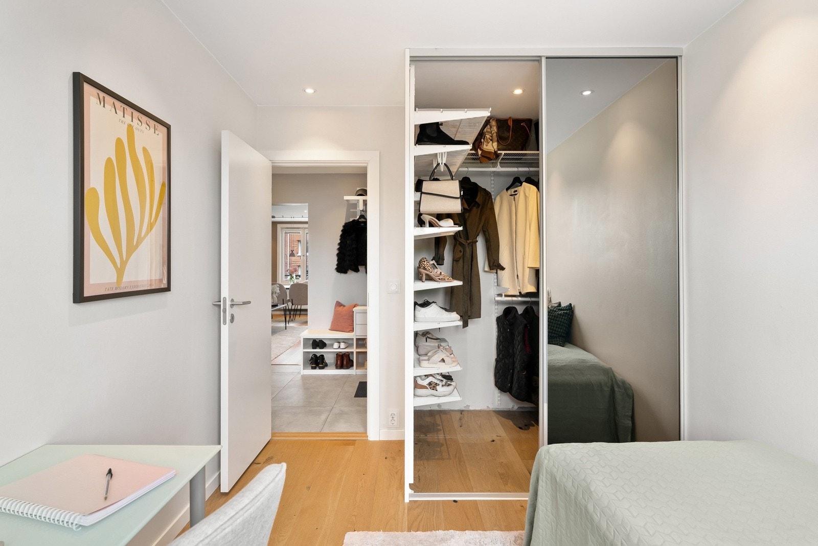 Her er det også en romslig garderobe fra Rival med innredning fra Elfa Galleribilde